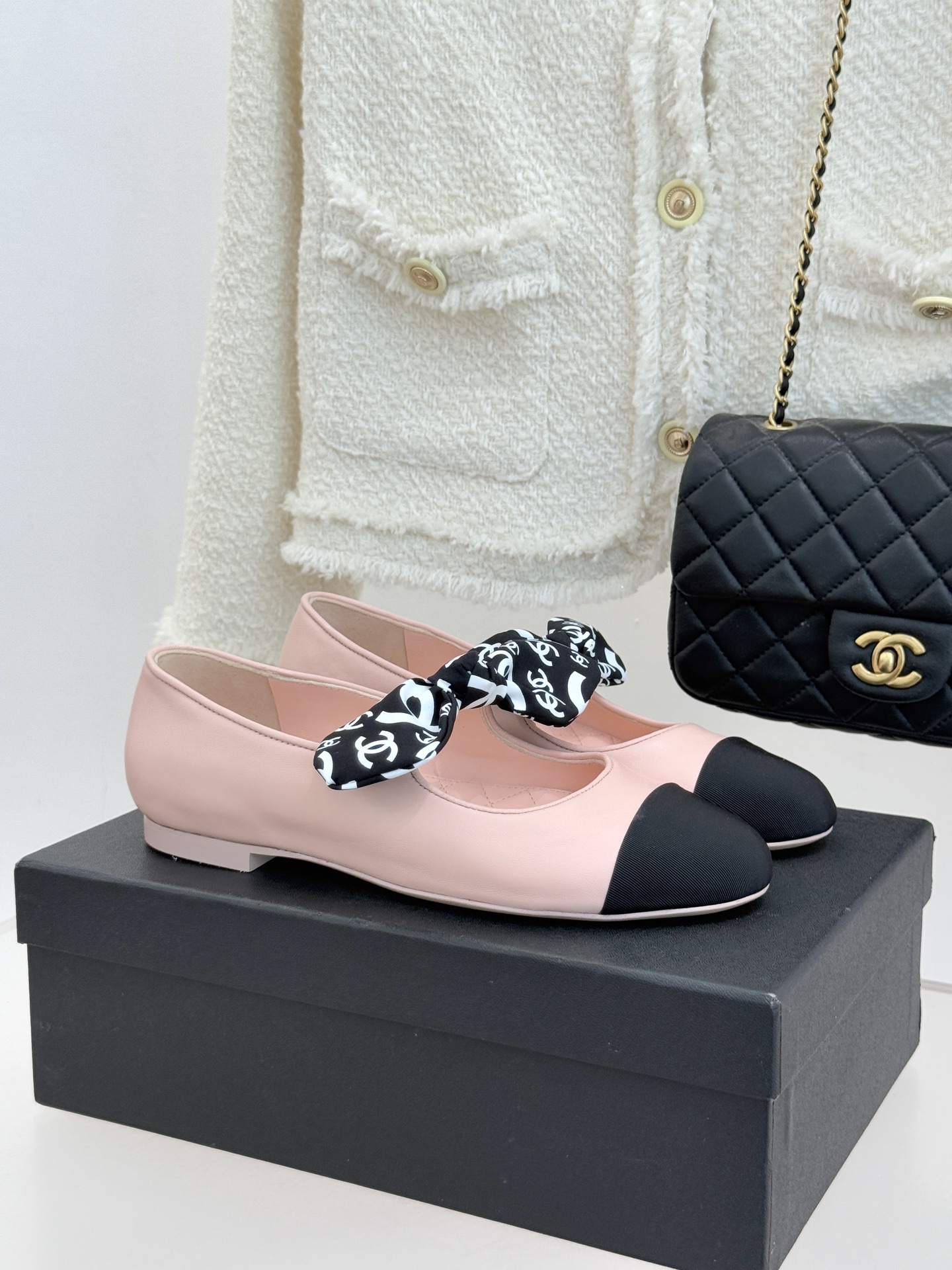 CHANE*｜小香26C双C蝴蝶结丝带拼色平底玛丽珍鞋一双鞋解锁法式优雅的N种可能这双玛丽珍以拼色演绎复