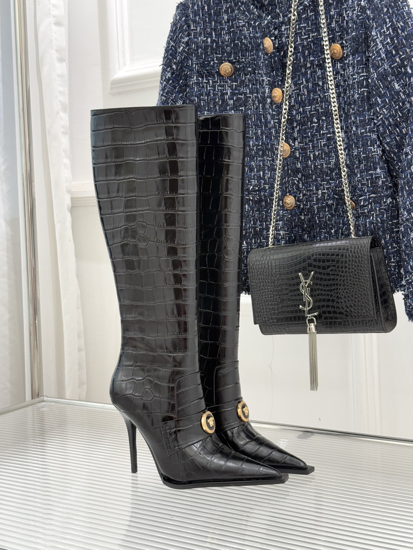 NO:628320,Versace25WF autumn and winter show with the same crocodile pattern. Beauty head metal buckle pointed toe side zipper high-heeled boots use instinct and reality as the edge to cut through mediocrity. The three-dimensional crocodile embossing reproduces the wild texture. The gilt beauty head metal buckle imprints the brand gene. It is a bold collision of neoclassicism and rock edge. The pointed toe sharpens the sculptural silhouette. The side zipper hides avant-garde ingenuity. The high heels support the fearless aura. Walk through the industrial style T stage of the Milan show.  Let the luxurious stiffness and sexy curves form a tension. Every step is at the junction of classic deconstruction and future pioneer. It comes with high gloss and is true to itself. The fabric is made of imported cowhide. The lining and toes are all sheepskin. Italian imported genuine leather outsole size35-39 (customized 40/41), boots, versace, boots, cowhide, sheepskin, Leather soles19860909Versace25WF秋冬秀场同款鳄鱼纹 美人头金属扣尖头侧拉链高跟长靴 以本能与真实为刃划破平庸 立体鳄鱼压纹复刻野性肌理 鎏金美人头金属扣烙印品牌基因 是新古典主义与摇滚锋芒的大胆碰撞. 尖头锐化雕塑感廓形 侧拉链暗藏先锋巧思 高跟撑起无畏气场 踏过米兰秀场的工业风T台 让奢华挺括与曲线性感形成张力 每一步都踏在经典解构与未来先锋的交界 自带高光 忠于本我. 面料采用进口牛皮 内里踮脚均为羊皮 意大利进口真皮大底 size35-39（40/41定制）,靴子,versace,boots,cowhide,sheepskin,Leather soles,Women's Shoes