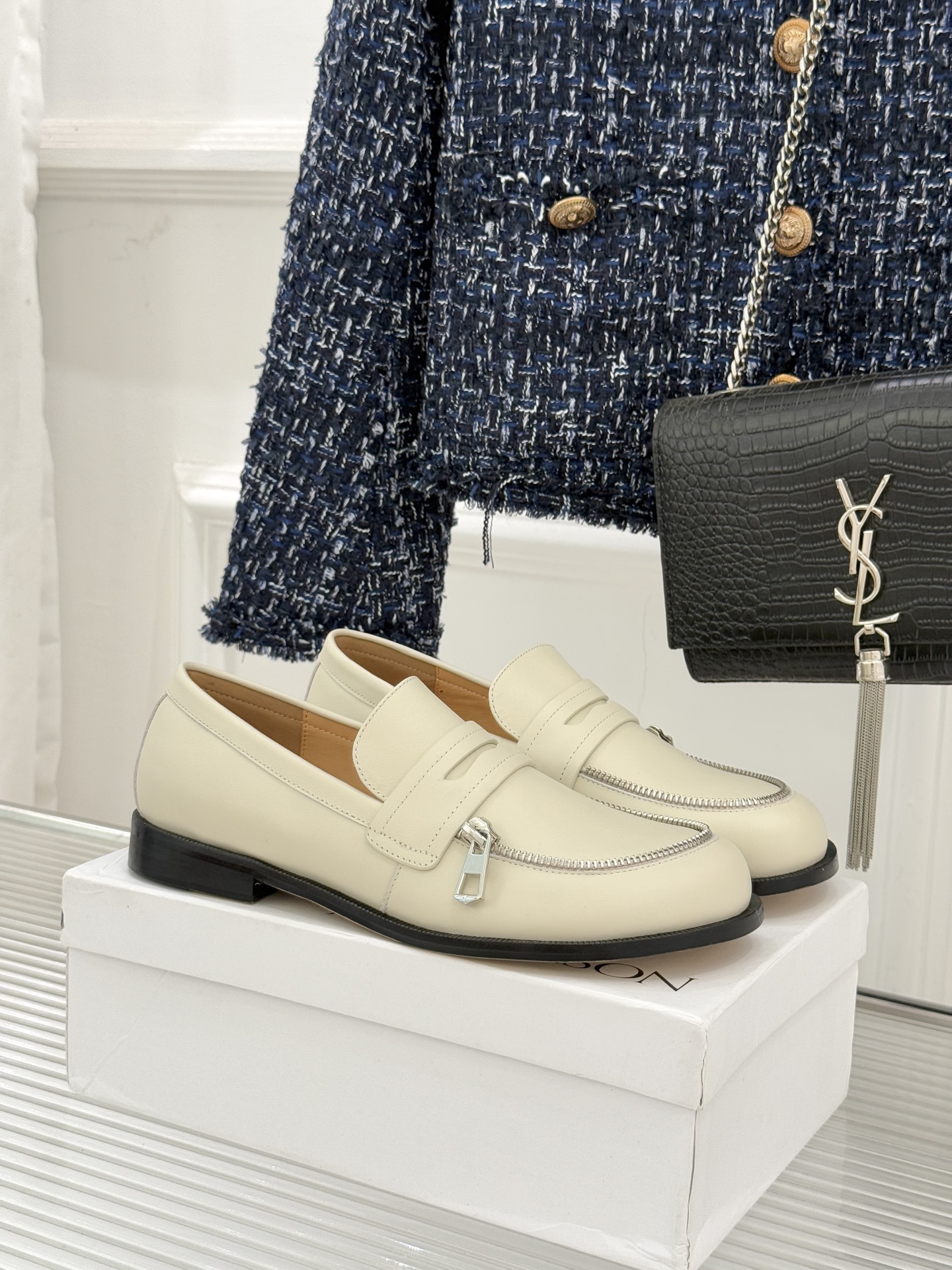 NO:628336,JW Anderson 25WF retro zipper puller loafers achieve freedom of style with one zipper. Keep the casualness of slip-on loafers but add cool details with metal zippers. Pair with nine-point jeans to reveal your leg length. Pair with a suit for full aura. Pair with a knitted long skirt for a gentle look. Follow the brand's material philosophy of 'less is more' and use minimalist elements to create diverse styles. Make a pair of shoes a versatile key in the wardrobe. The fabric is made of original custom leather.  The inner tiptoe is made of sheepskin. The genuine leather outsole imported from Italy is size 35-39 (customized 40/41), loafers, loafers, skirts, jeans, business suit, sheepskin, Leather soles.19860909JW Anderson25WF复古拉链头 乐福鞋 用一枚拉链实现风格自由. 保留乐福鞋一脚蹬的随性 却以金属拉链增添酷感细节 搭配九分牛仔裤露踝显腿长 配西装套装气场拉满 搭针织长裙温柔出圈 遵循品牌“少即是多”的材料哲学 以极简元素碰撞出多元风格 让一双鞋成为衣橱里的百搭密钥. 面料采用原版定制皮料 内里踮脚均为羊皮 意大利进口真皮大底 size35-39（40/41定制）,乐福鞋,loafers,skirts,jeans,business suit,sheepskin,Leather soles,Women's Shoes