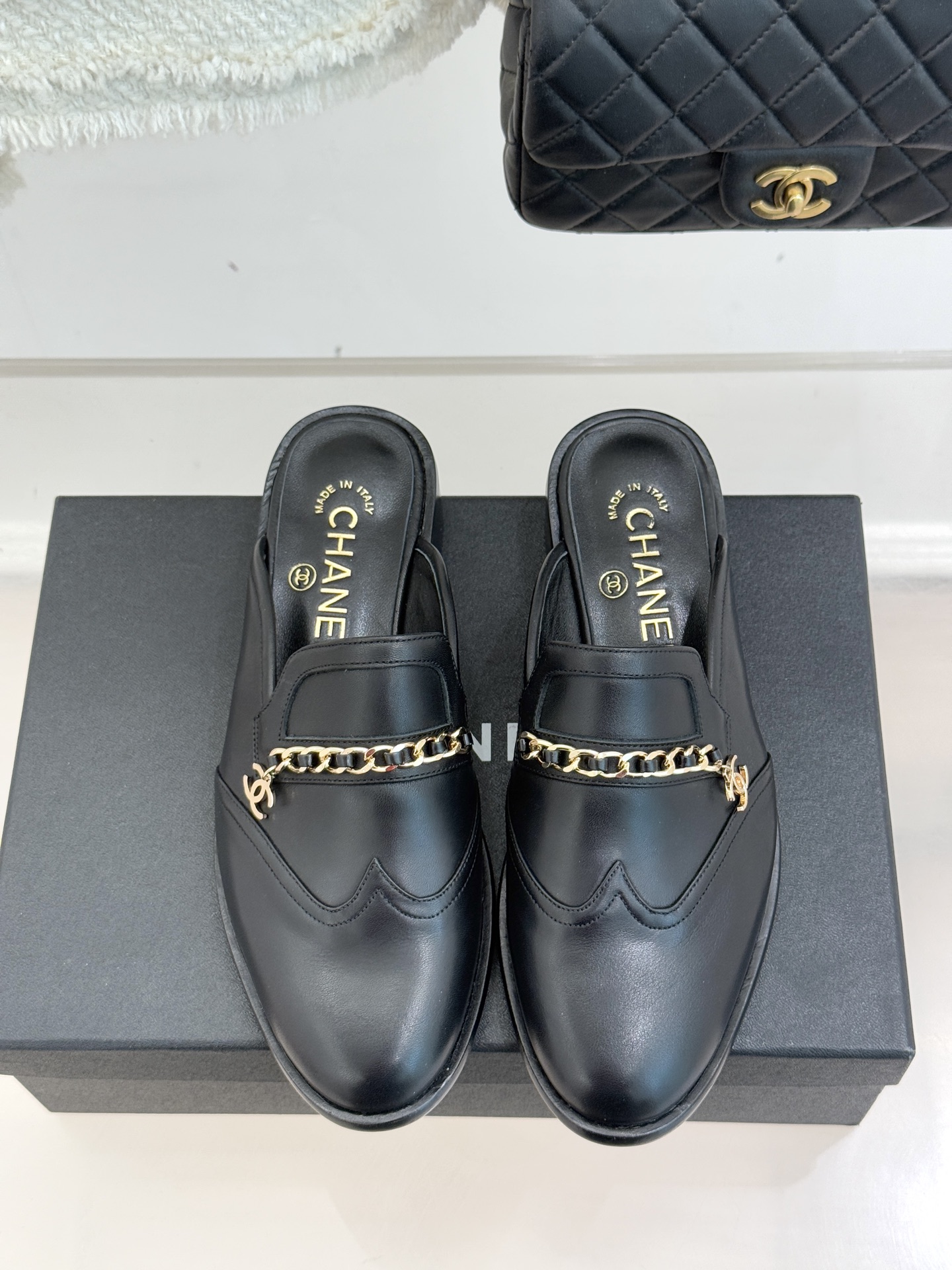 CHANE*｜小香经典双C链条穆勒半拖乐福鞋以跨越时空的设计语言诠释法式优雅。标志性双C徽记与精致链条交