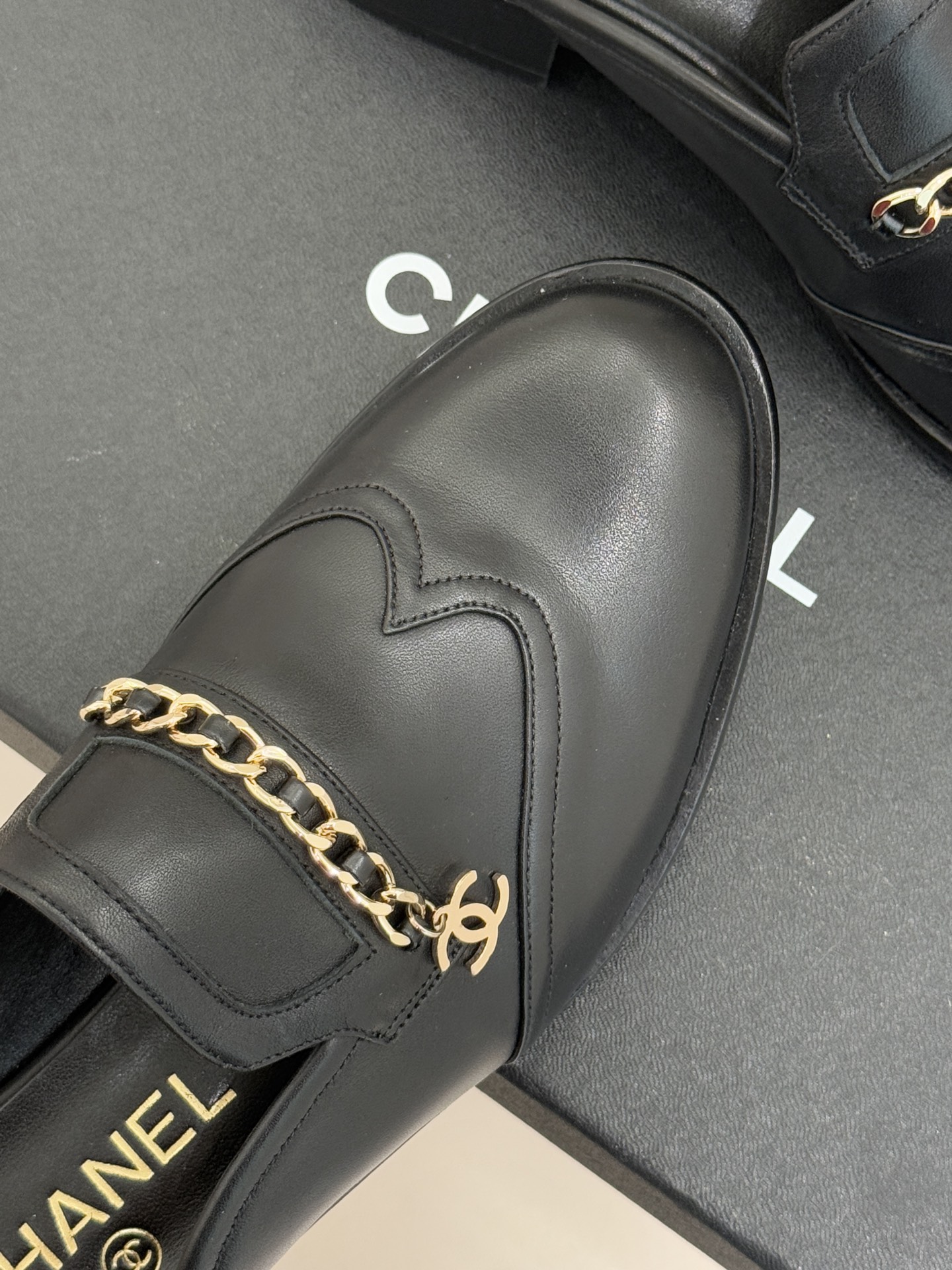 CHANE*｜小香经典双C链条穆勒半拖乐福鞋以跨越时空的设计语言诠释法式优雅。标志性双C徽记与精致链条交