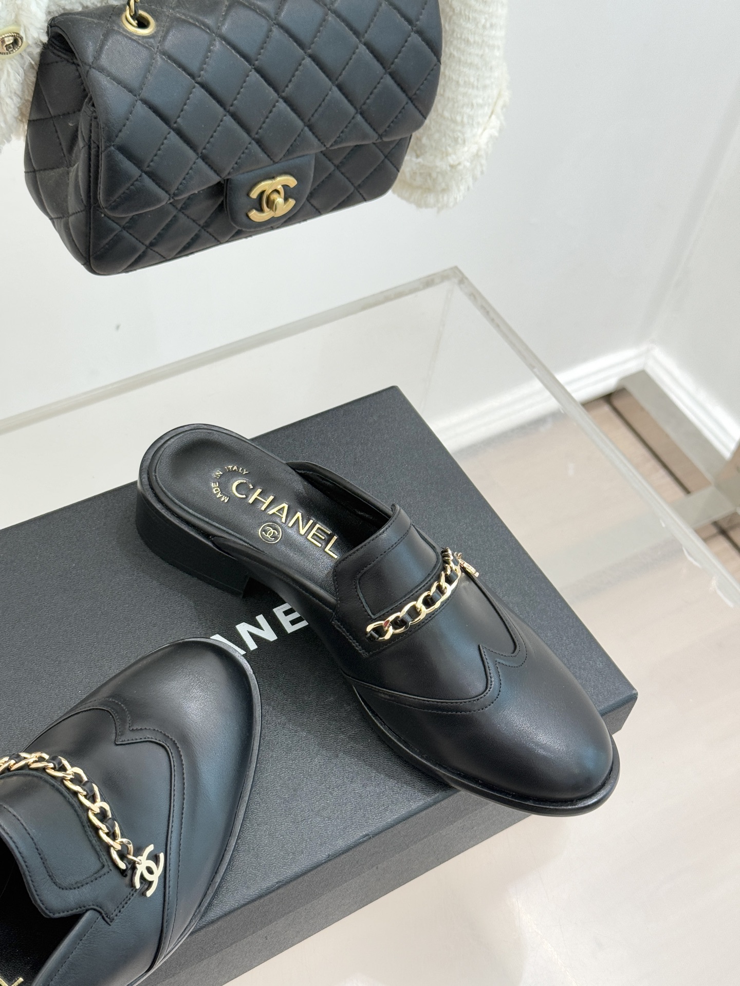 CHANE*｜小香经典双C链条穆勒半拖乐福鞋以跨越时空的设计语言诠释法式优雅。标志性双C徽记与精致链条交