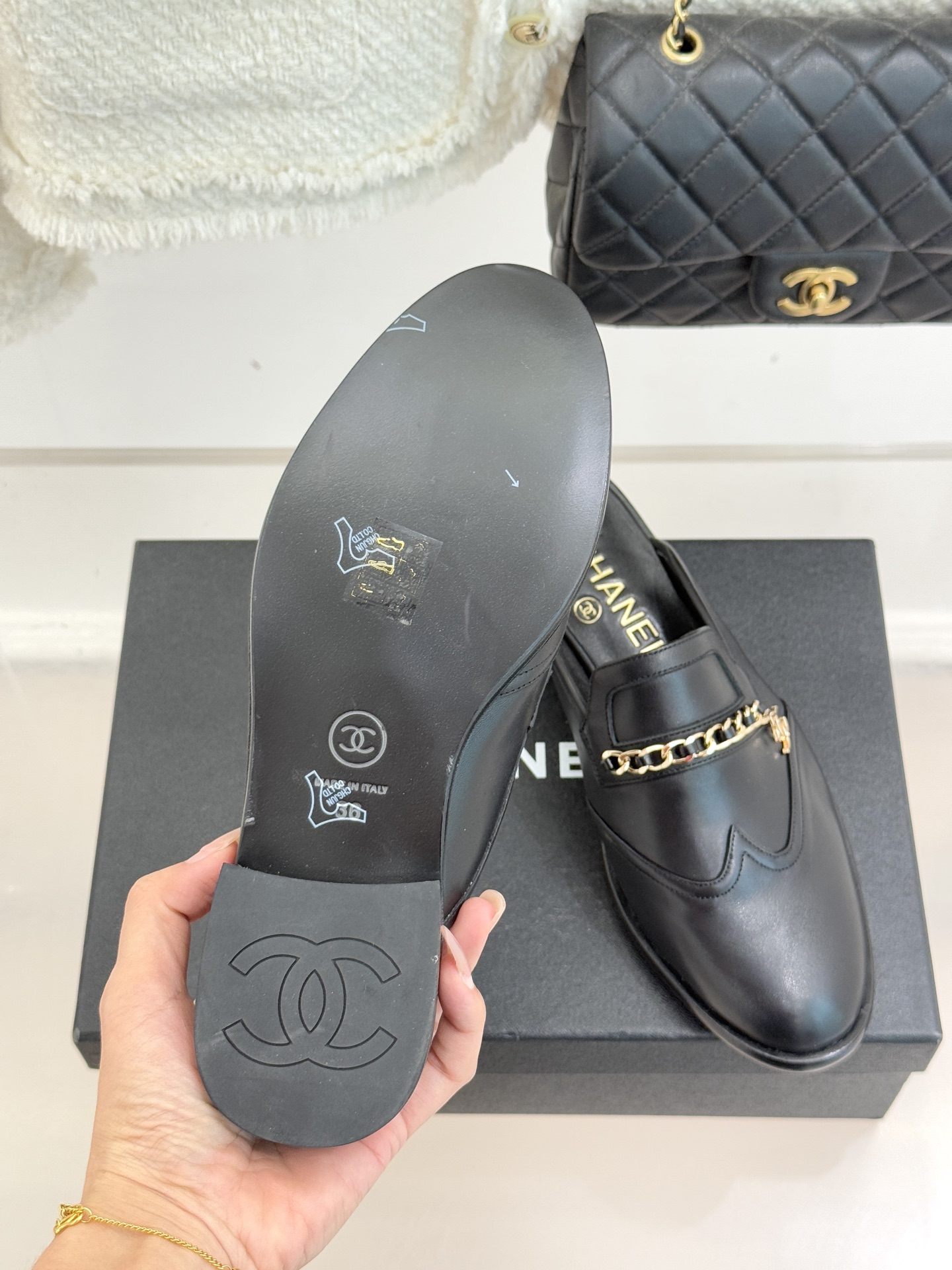 CHANE*｜小香经典双C链条穆勒半拖乐福鞋以跨越时空的设计语言诠释法式优雅。标志性双C徽记与精致链条交