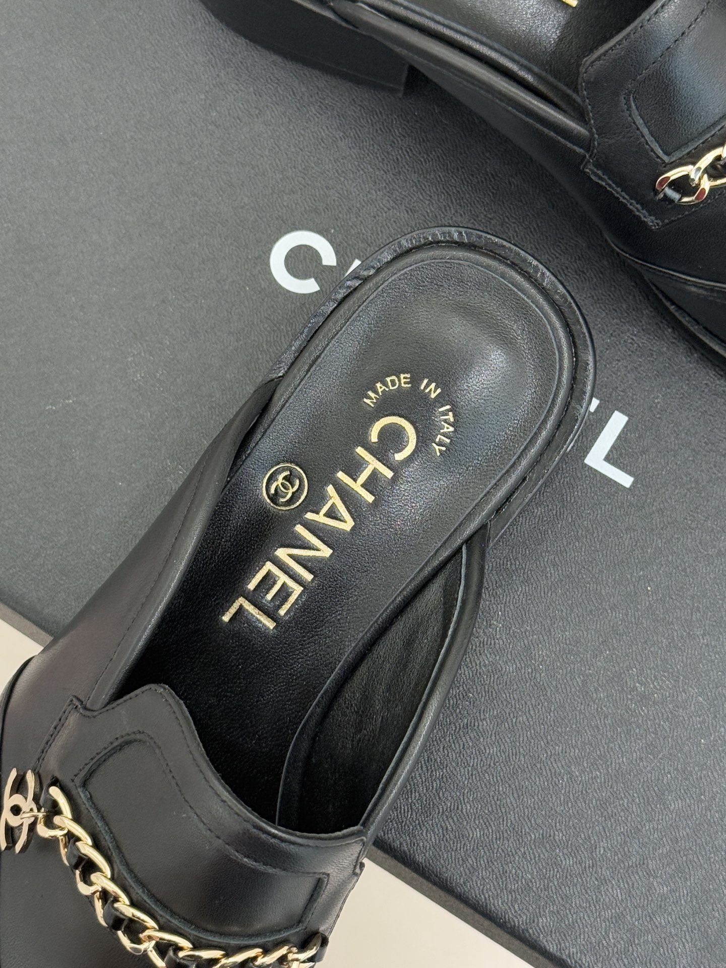 CHANE*｜小香经典双C链条穆勒半拖乐福鞋以跨越时空的设计语言诠释法式优雅。标志性双C徽记与精致链条交