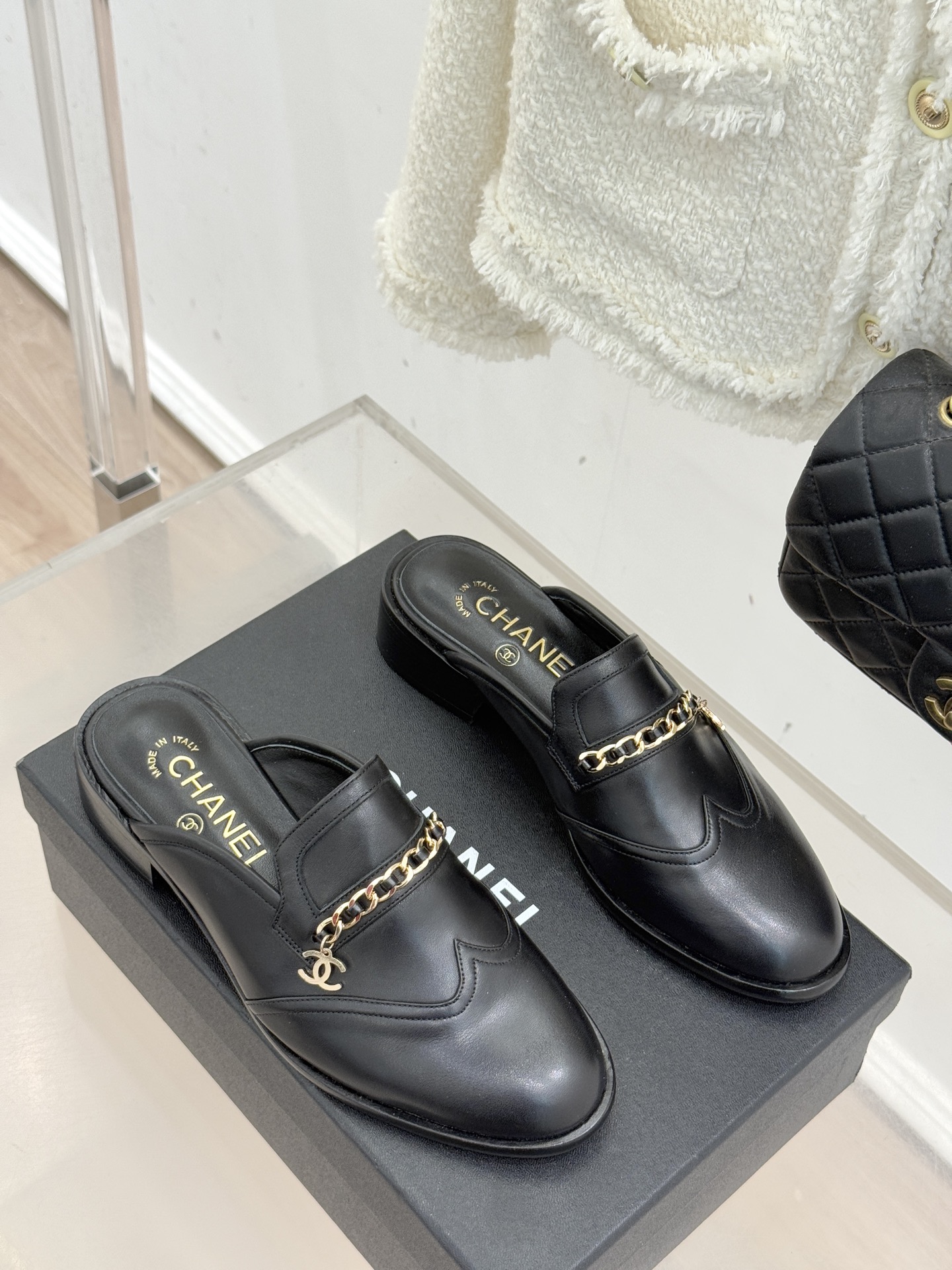 CHANE*｜小香经典双C链条穆勒半拖乐福鞋以跨越时空的设计语言诠释法式优雅。标志性双C徽记与精致链条交