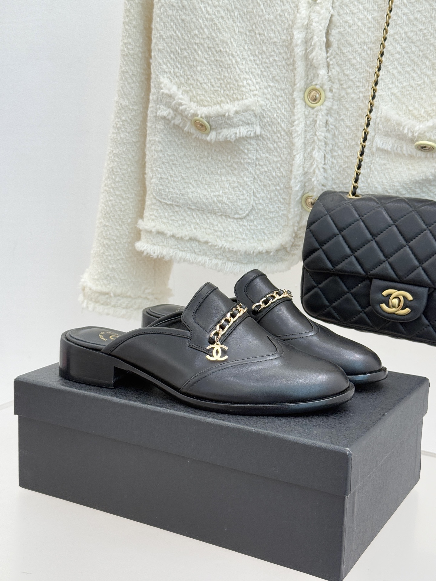 CHANE*｜小香经典双C链条穆勒半拖乐福鞋以跨越时空的设计语言诠释法式优雅。标志性双C徽记与精致链条交