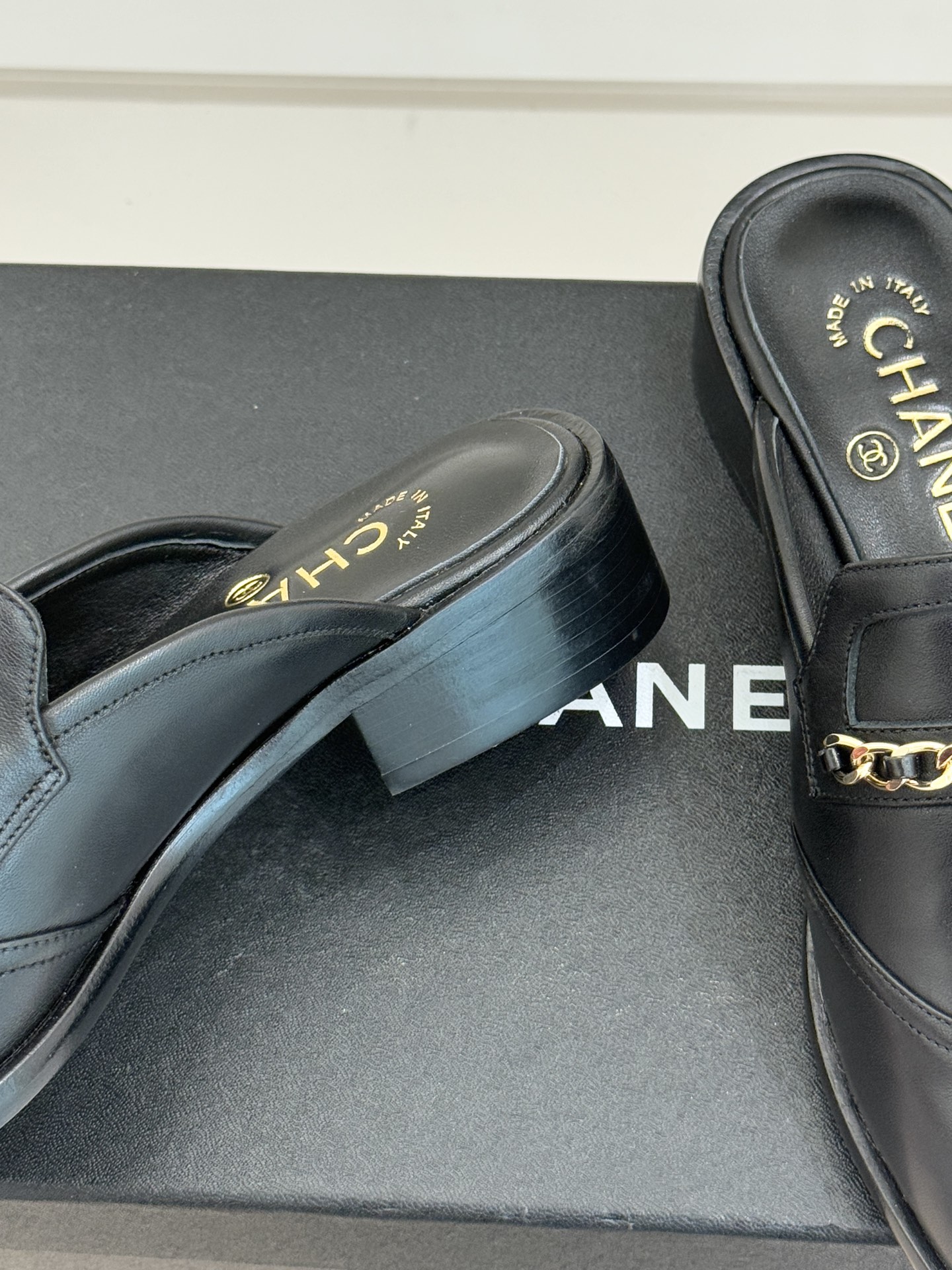 CHANE*｜小香经典双C链条穆勒半拖乐福鞋以跨越时空的设计语言诠释法式优雅。标志性双C徽记与精致链条交