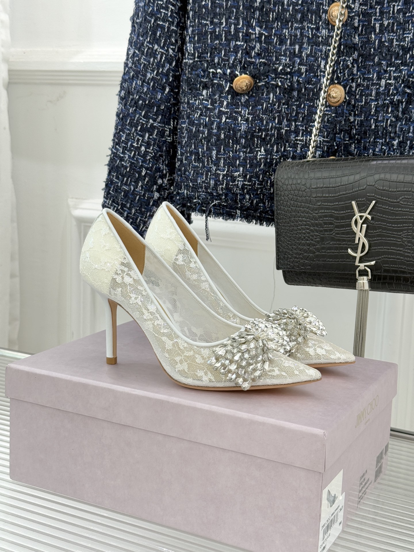 NO:628350,Jimmy Choo｜Jc25WF new lace and rhinestone bow pointed-toe high-heeled shoes. Inheriting JC red carpet genes and exquisite Italian craftsmanship, these high-heeled shoes use elegant design and sparkling details to sublimate shoes into a symbol of charm and confidence. Every inch of the texture hides the original intention of creating dreams for women. Every step taken becomes a highlight moment of style statement. As the first choice sneaker for celebrities on the red carpet and important occasions, this shoe continues the brand's iconic aesthetics and exquisitely blends sexy tailoring and gorgeous texture.  It is both a pointe accessory and more like a mobile jewelry, which innates elegance and aura. The delicate translucent lace is selected to outline the outline of the shoe body. The hazy texture is soft and feminine, making it look high-end and classy. The toe bow is studded with hand-set rhinestones. Each one is carefully selected. The cut surface is transparent and bright. The light flows like a star river falling on the toe. The fine light interweaves and sparkles between steps, with a rustling and smart rhythm.  The texture of satin complements rhinestones and lace, adding a touch of smart sweetness without being ostentatious. The design ingenuity is demonstrated in the details, making elegance and aura innate. The fabric is made of original customized lace. The lining of the toes is sheepskin. Italian imported genuine leather outsole size35-39 (customized 34/40/41/42), high-heeled shoes, jimmy choo, high heels, sheepskin, silk fabric, Leather soles19860909Jimmy Choo｜Jc25WF新品蕾丝水钻 蝴蝶结尖头高跟鞋 承袭JC红毯基因与意大利精湛匠艺 这款高跟鞋以奢雅设计与闪耀细节 将鞋履升华为魅力与自信的象征 每一寸肌理都藏着为女性造梦的初心 踏出的每一步皆成高光时刻的风格宣言 作为名流红毯与重要场合的首选战鞋 这款鞋延续品牌标志性美学 将性感剪裁与华丽质感精妙融合 既是足尖配饰 更似移动珠宝 让优雅与气场与生俱来. 甄选细腻透光蕾丝勾勒鞋身轮廓 朦胧肌理透着柔媚 显得高级又性格 鞋头蝴蝶结满缀手工镶嵌水钻 每一颗皆经悉心甄选 切面通透莹亮 光线流转间似星河落于足尖 步履间细碎光芒交织闪烁 自带沙沙作响的灵动韵律 绸缎质感与水钻、蕾丝相映成趣 添一份灵动甜意却不张扬 于细节处彰显设计巧思 让优雅与气场与生俱来. 面料采用原版定制蕾丝 内里踮脚均为羊皮 意大利进口真皮大底 size35-39（34/40/41/42定制）,高跟鞋单鞋,jimmy choo,high heels,sheepskin,silk fabric,Leather soles,Women's Shoes