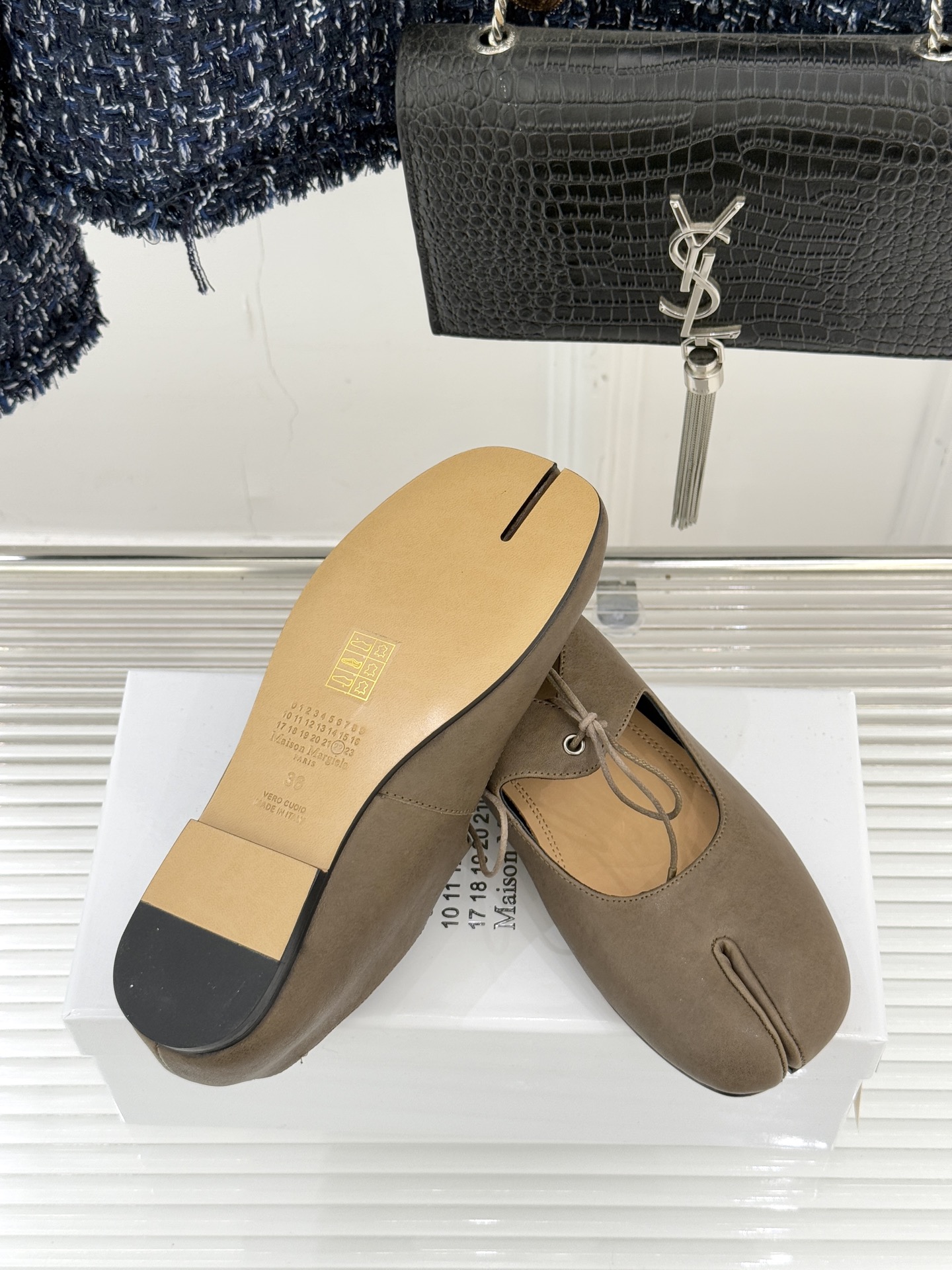MaisonMargiela｜MM6马吉拉25WF复古绑带分趾平底玛丽珍鞋以标志性设计重塑经典鞋履美学将
