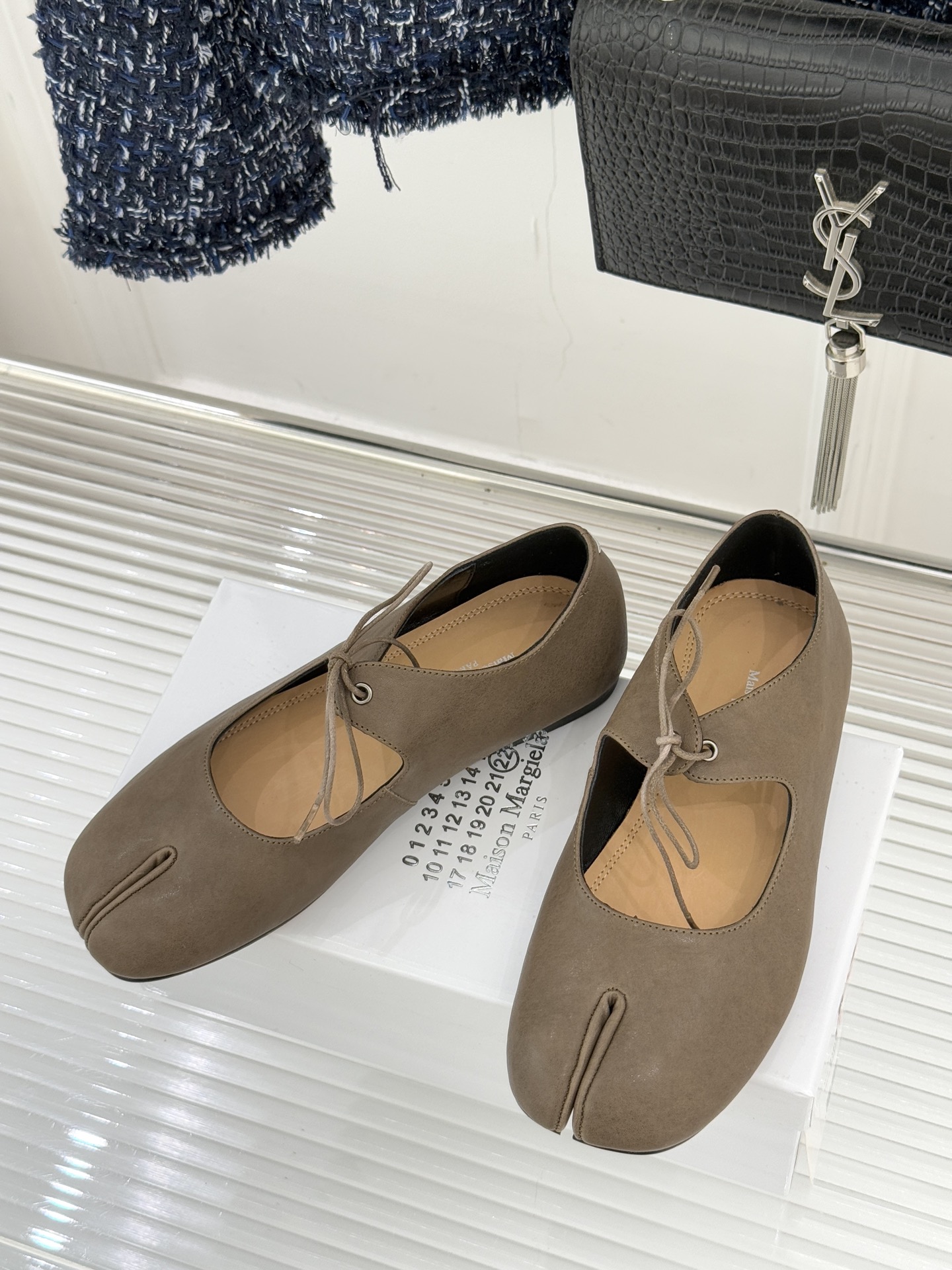 MaisonMargiela｜MM6马吉拉25WF复古绑带分趾平底玛丽珍鞋以标志性设计重塑经典鞋履美学将