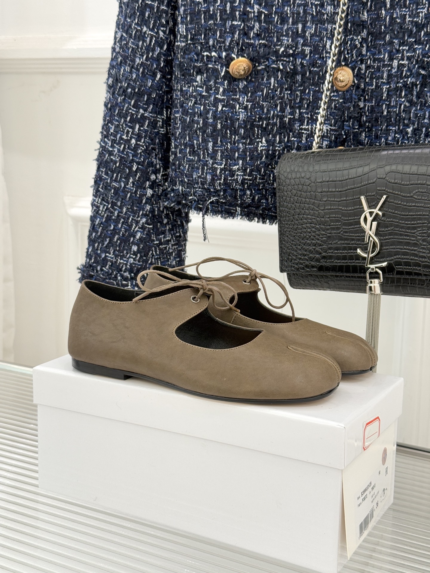 MaisonMargiela｜MM6马吉拉25WF复古绑带分趾平底玛丽珍鞋以标志性设计重塑经典鞋履美学将