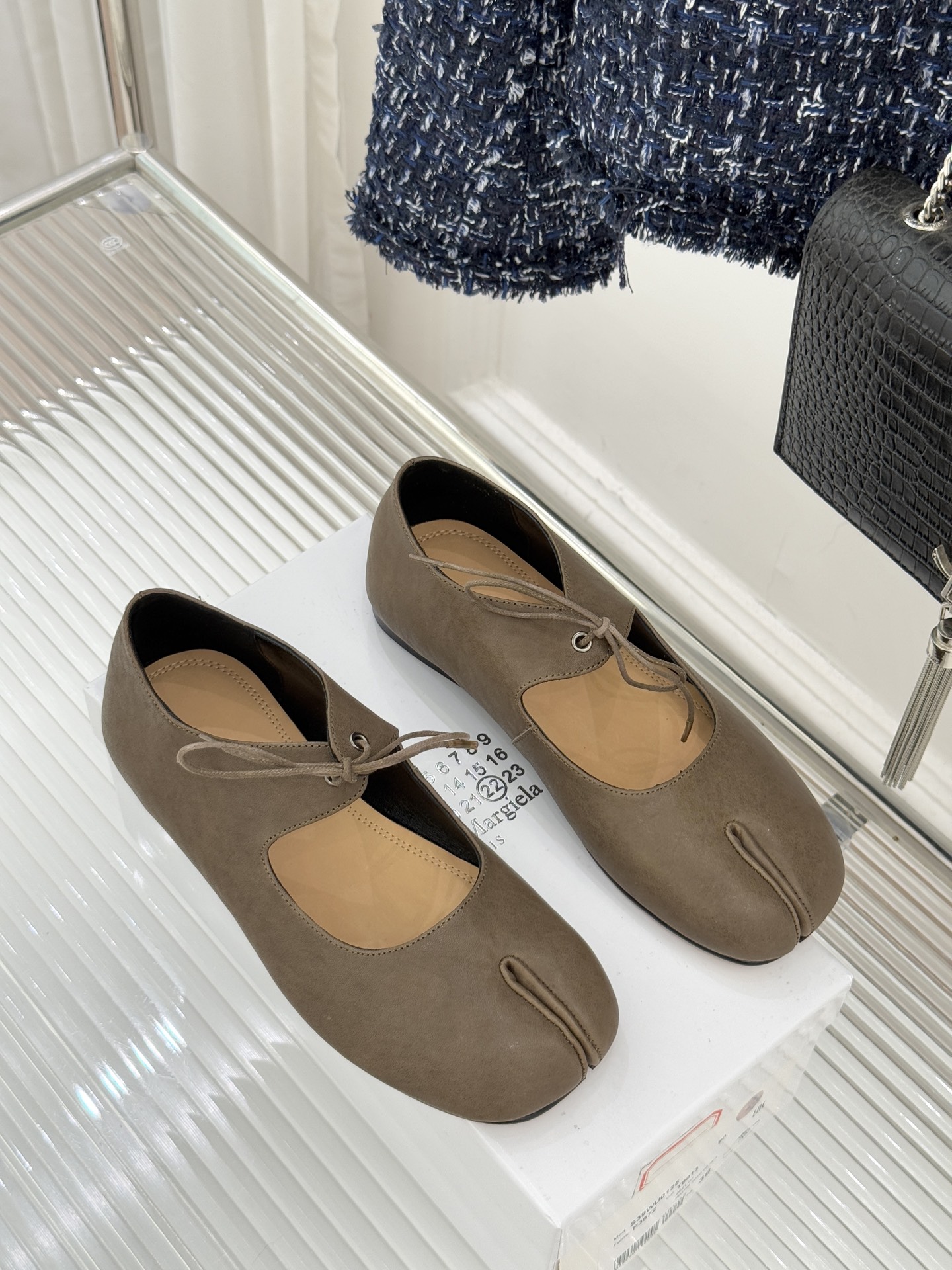 MaisonMargiela｜MM6马吉拉25WF复古绑带分趾平底玛丽珍鞋以标志性设计重塑经典鞋履美学将