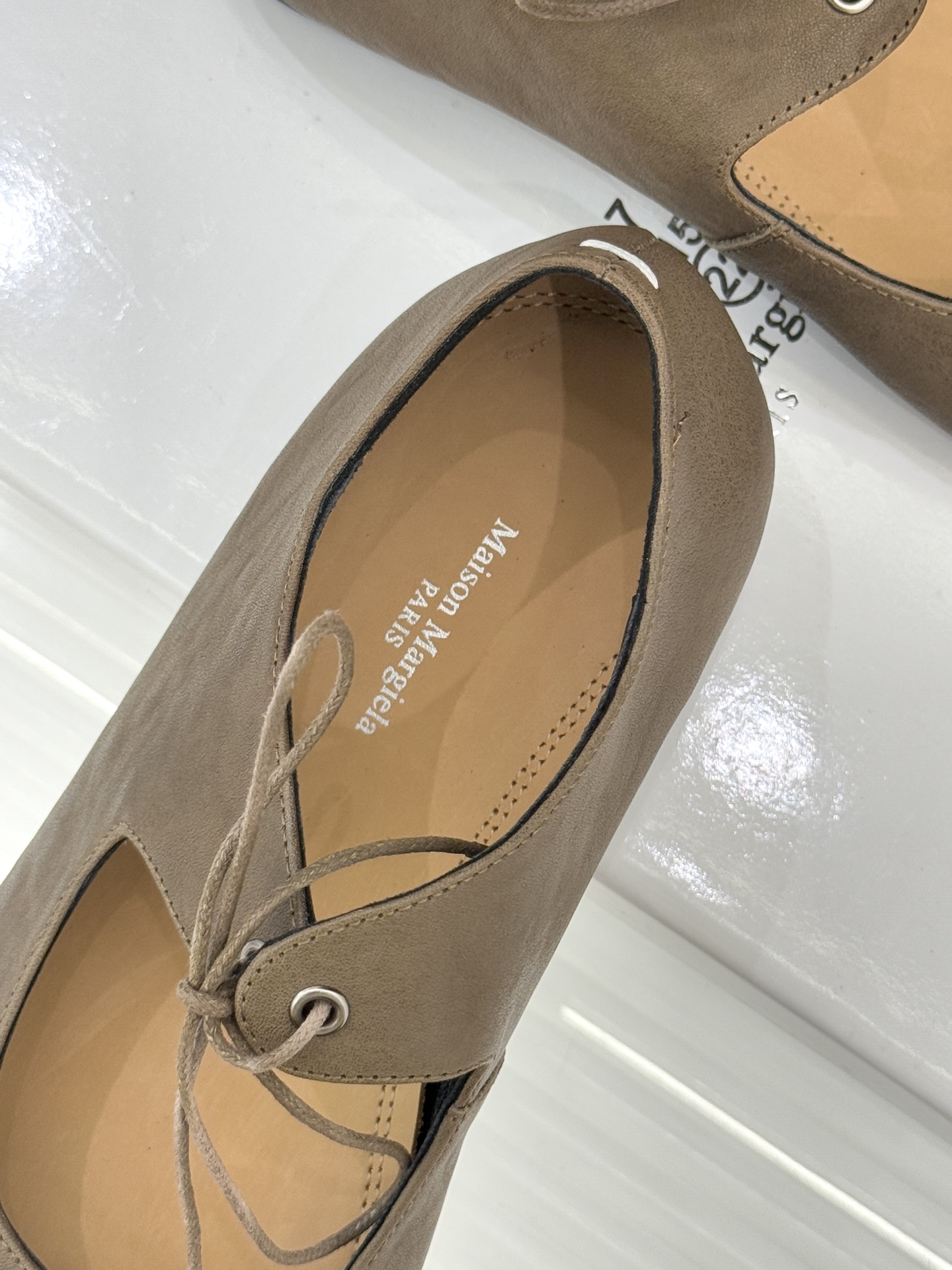 MaisonMargiela｜MM6马吉拉25WF复古绑带分趾平底玛丽珍鞋以标志性设计重塑经典鞋履美学将