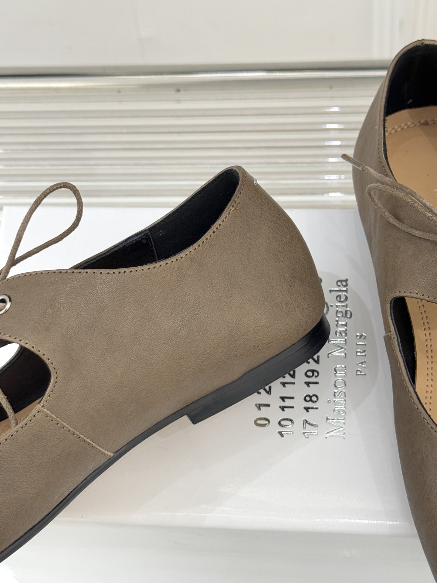 MaisonMargiela｜MM6马吉拉25WF复古绑带分趾平底玛丽珍鞋以标志性设计重塑经典鞋履美学将