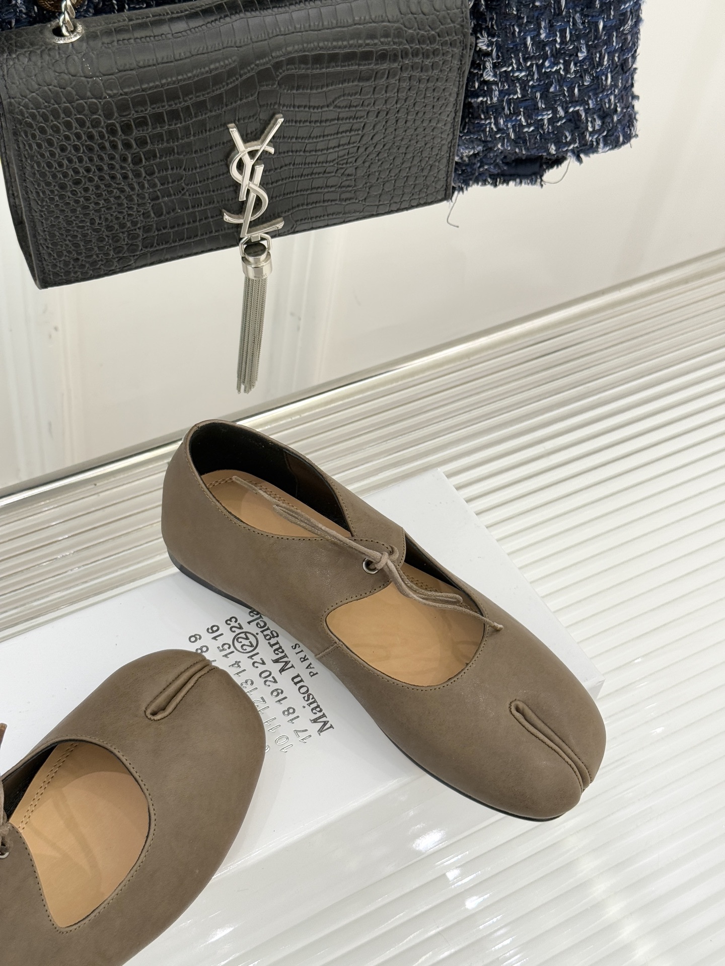 MaisonMargiela｜MM6马吉拉25WF复古绑带分趾平底玛丽珍鞋以标志性设计重塑经典鞋履美学将