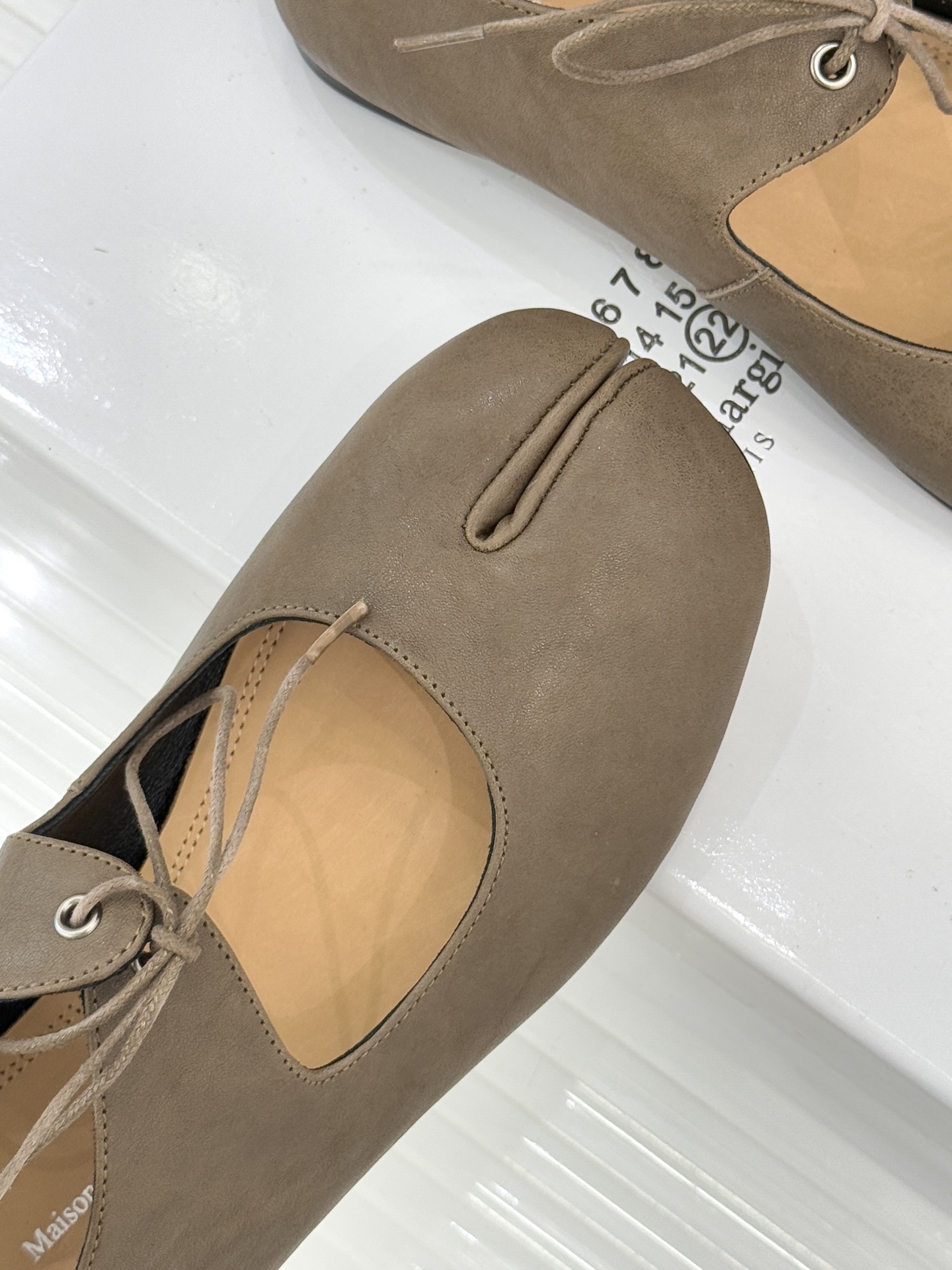 MaisonMargiela｜MM6马吉拉25WF复古绑带分趾平底玛丽珍鞋以标志性设计重塑经典鞋履美学将