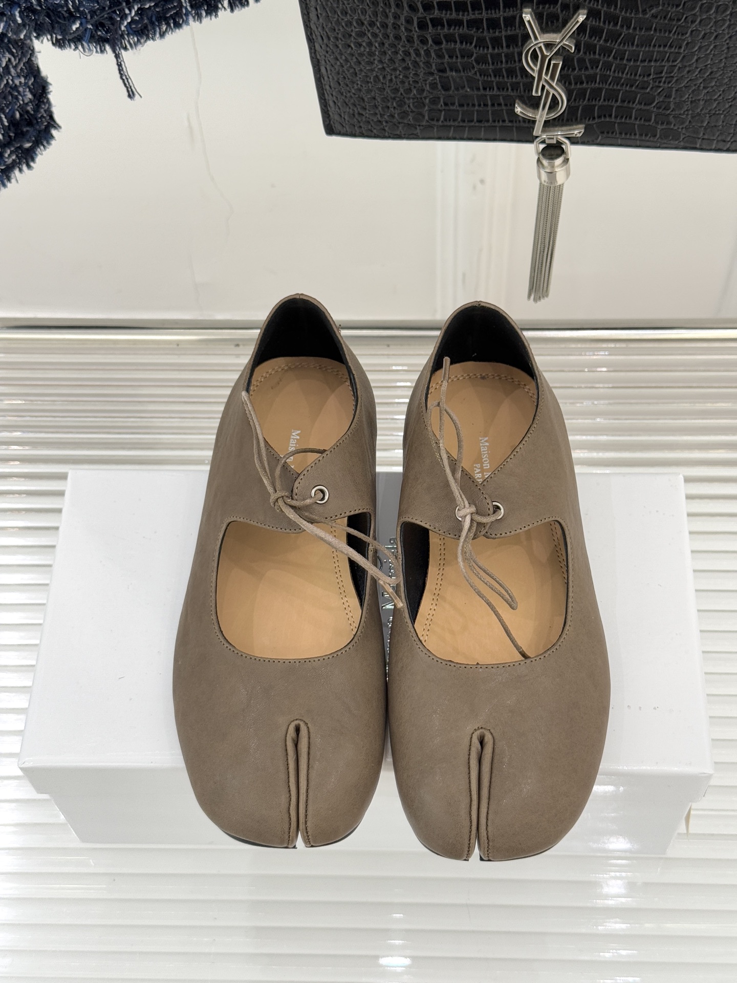 MaisonMargiela｜MM6马吉拉25WF复古绑带分趾平底玛丽珍鞋以标志性设计重塑经典鞋履美学将
