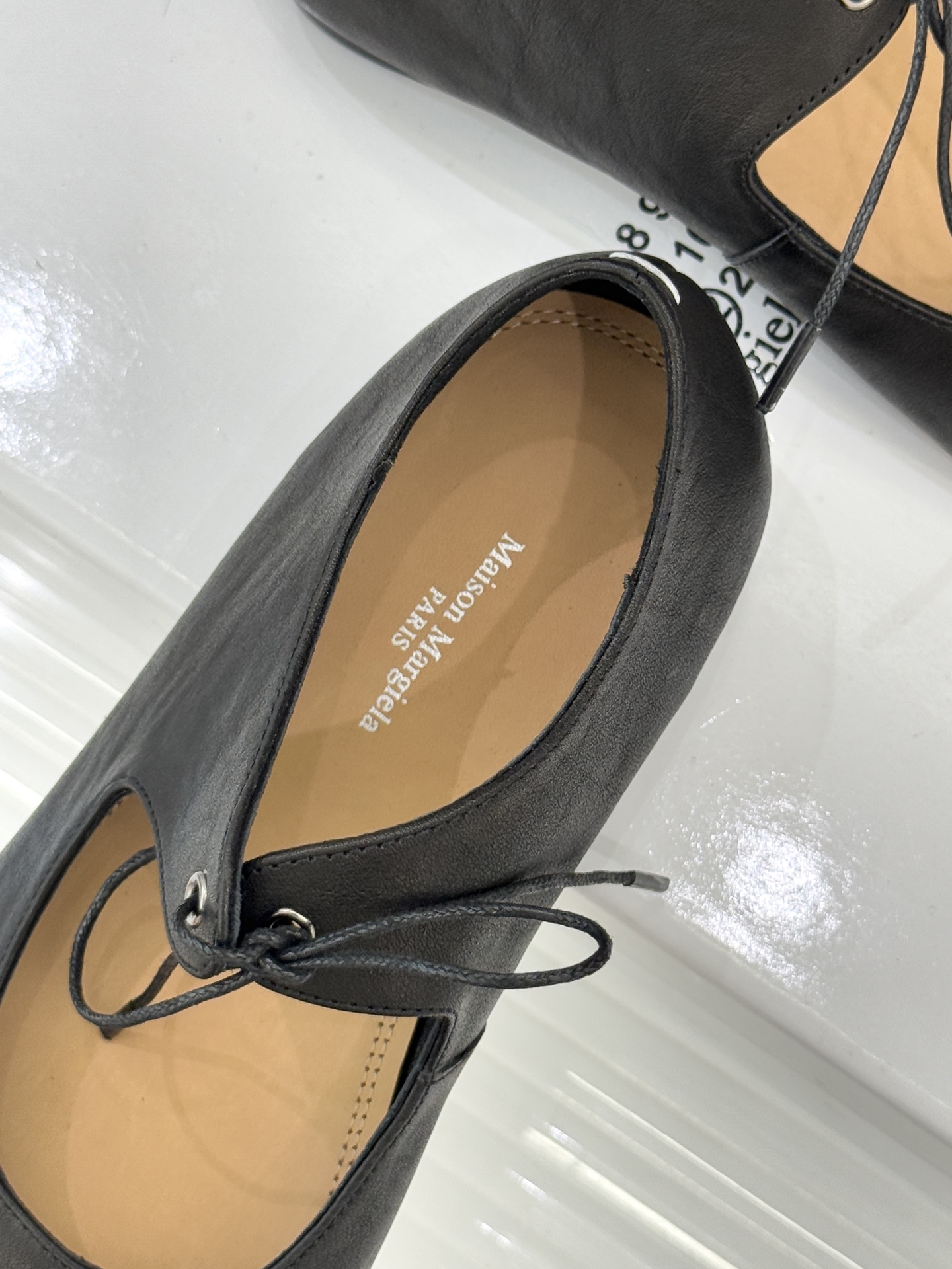 MaisonMargiela｜MM6马吉拉25WF复古绑带分趾平底玛丽珍鞋以标志性设计重塑经典鞋履美学将