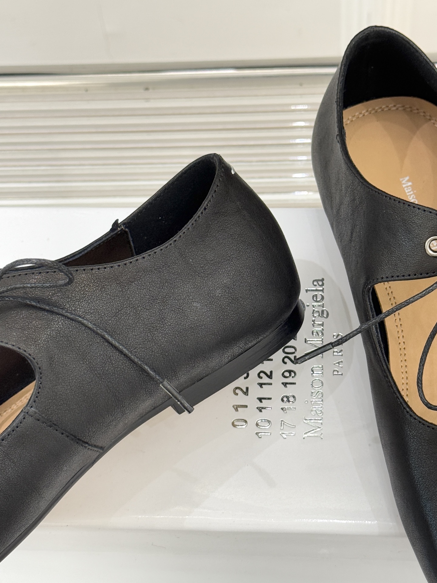 MaisonMargiela｜MM6马吉拉25WF复古绑带分趾平底玛丽珍鞋以标志性设计重塑经典鞋履美学将
