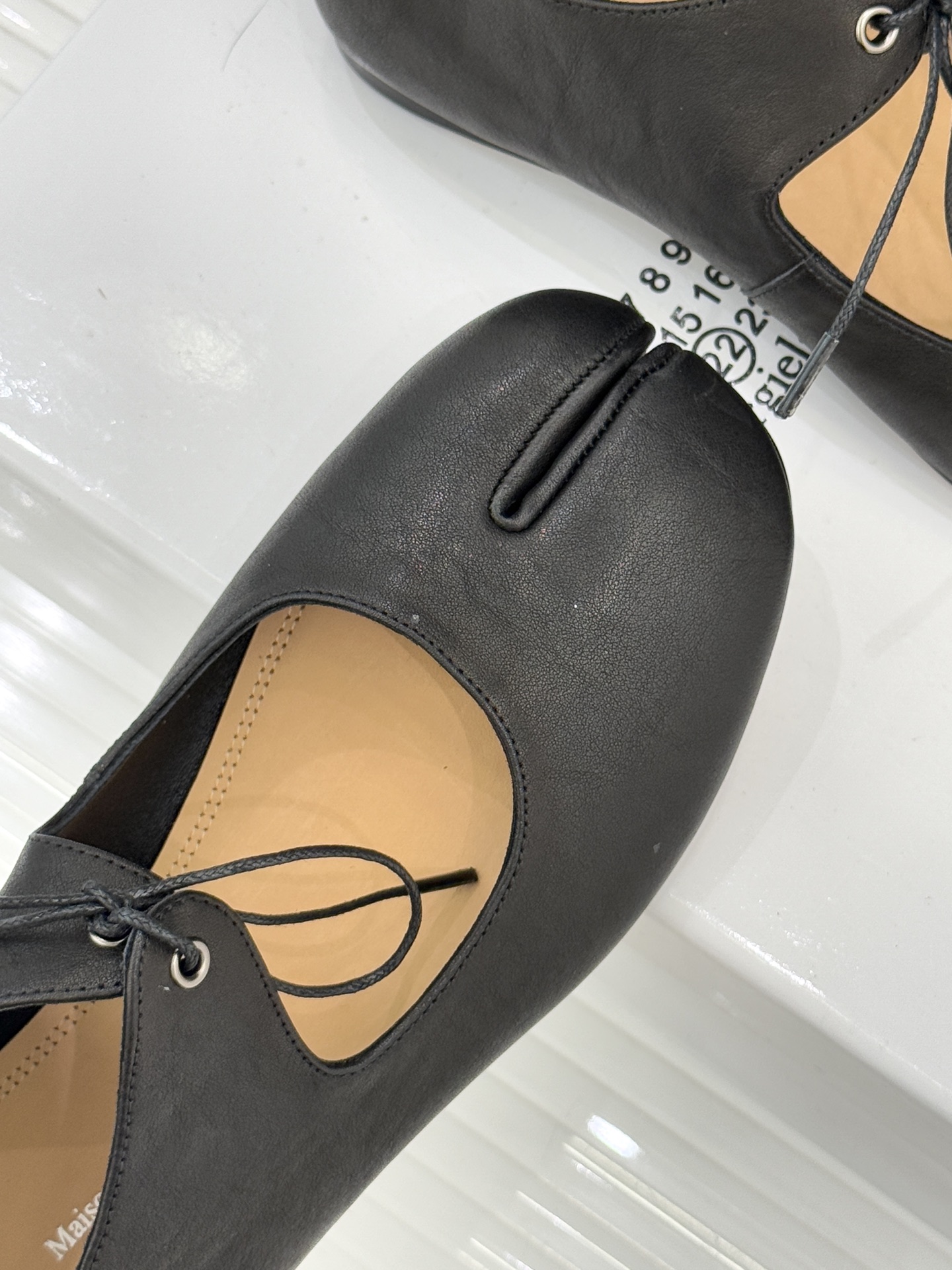 MaisonMargiela｜MM6马吉拉25WF复古绑带分趾平底玛丽珍鞋以标志性设计重塑经典鞋履美学将