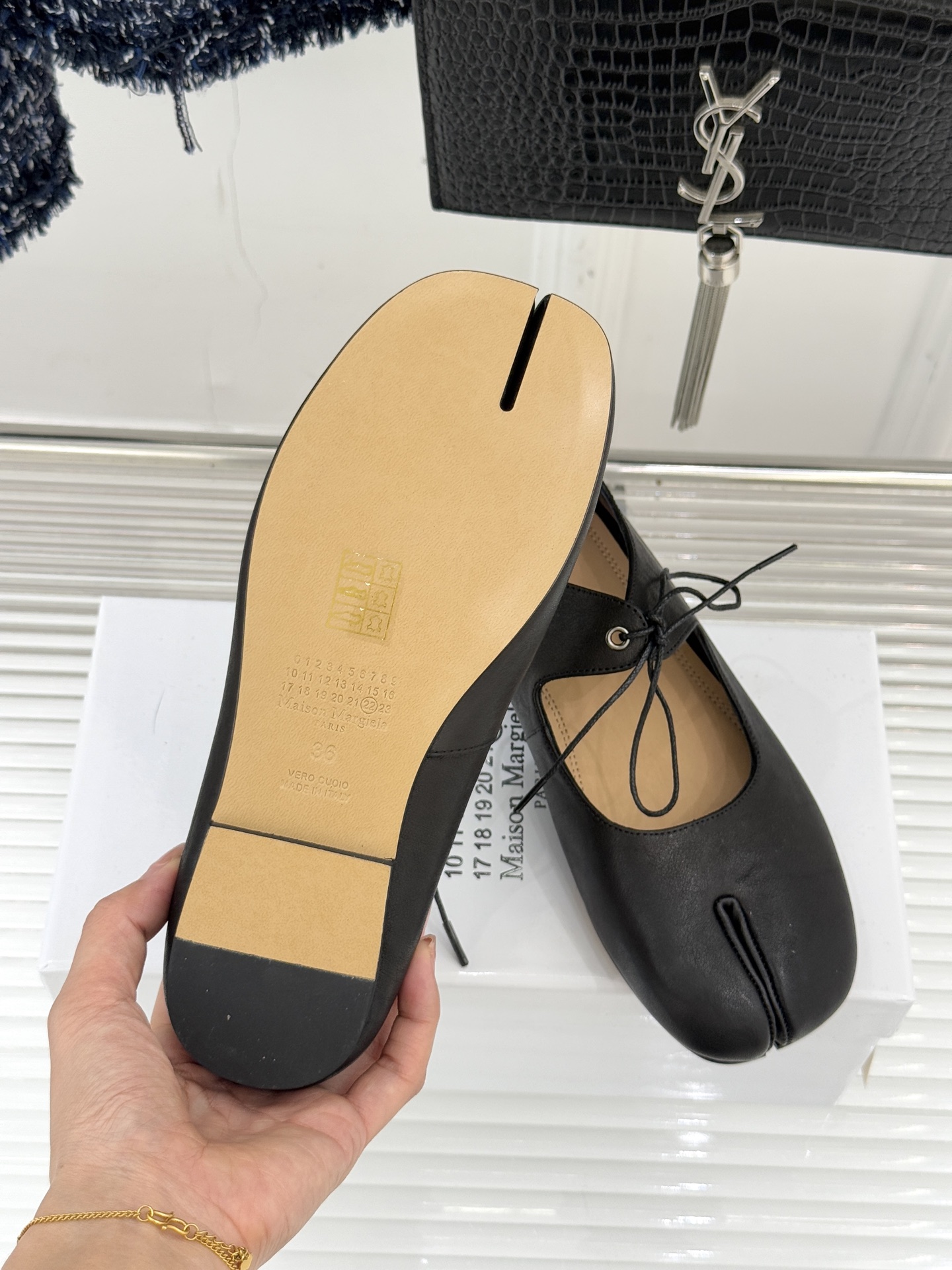 MaisonMargiela｜MM6马吉拉25WF复古绑带分趾平底玛丽珍鞋以标志性设计重塑经典鞋履美学将