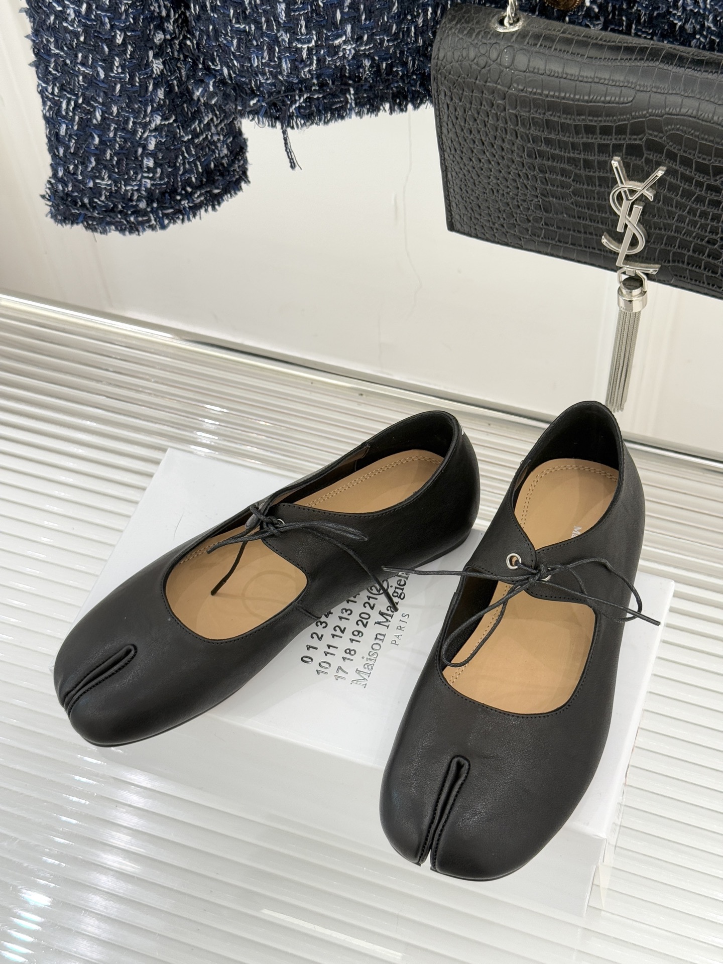MaisonMargiela｜MM6马吉拉25WF复古绑带分趾平底玛丽珍鞋以标志性设计重塑经典鞋履美学将