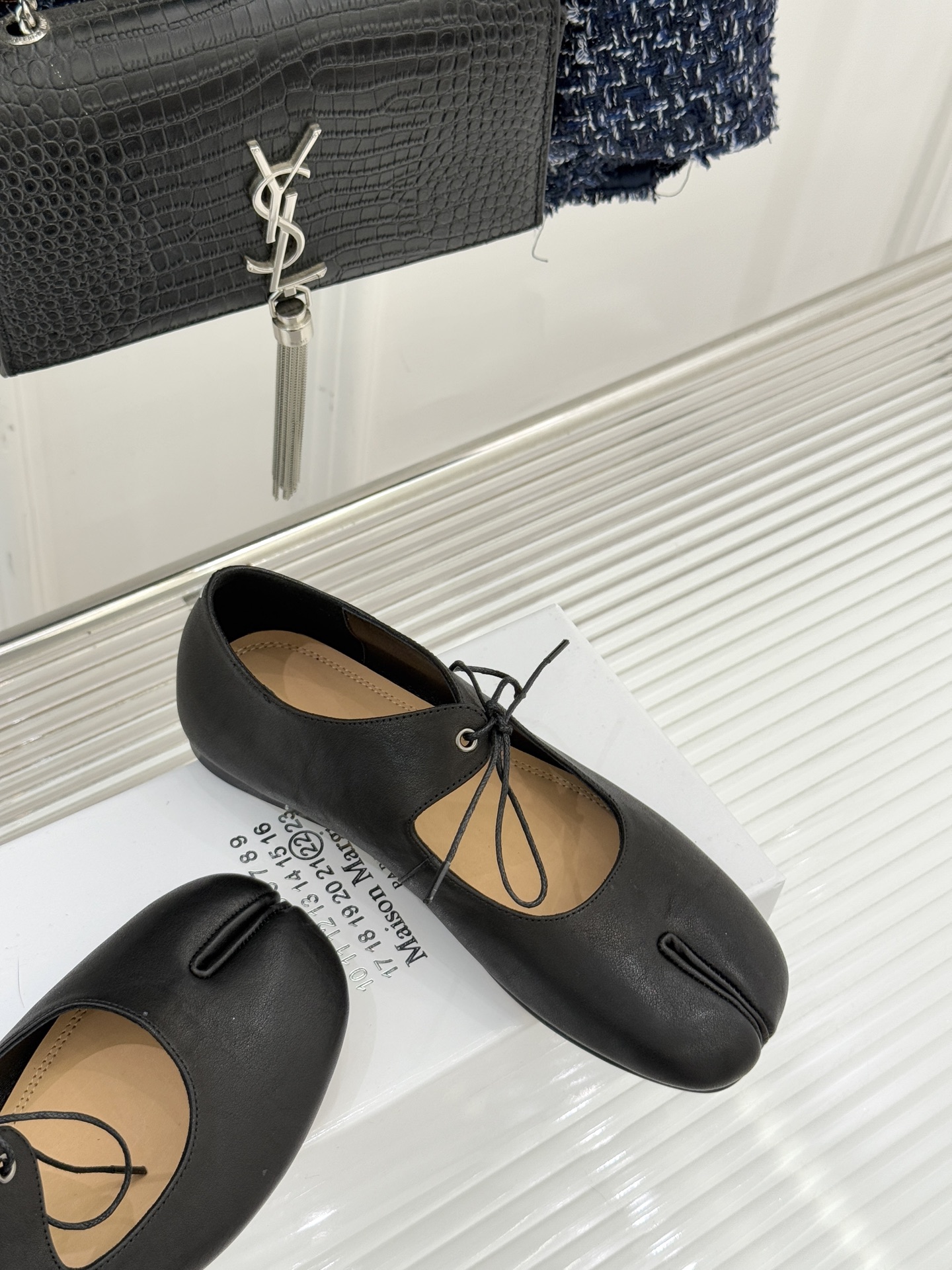 MaisonMargiela｜MM6马吉拉25WF复古绑带分趾平底玛丽珍鞋以标志性设计重塑经典鞋履美学将