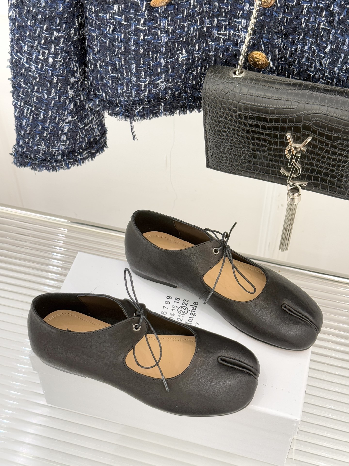 MaisonMargiela｜MM6马吉拉25WF复古绑带分趾平底玛丽珍鞋以标志性设计重塑经典鞋履美学将