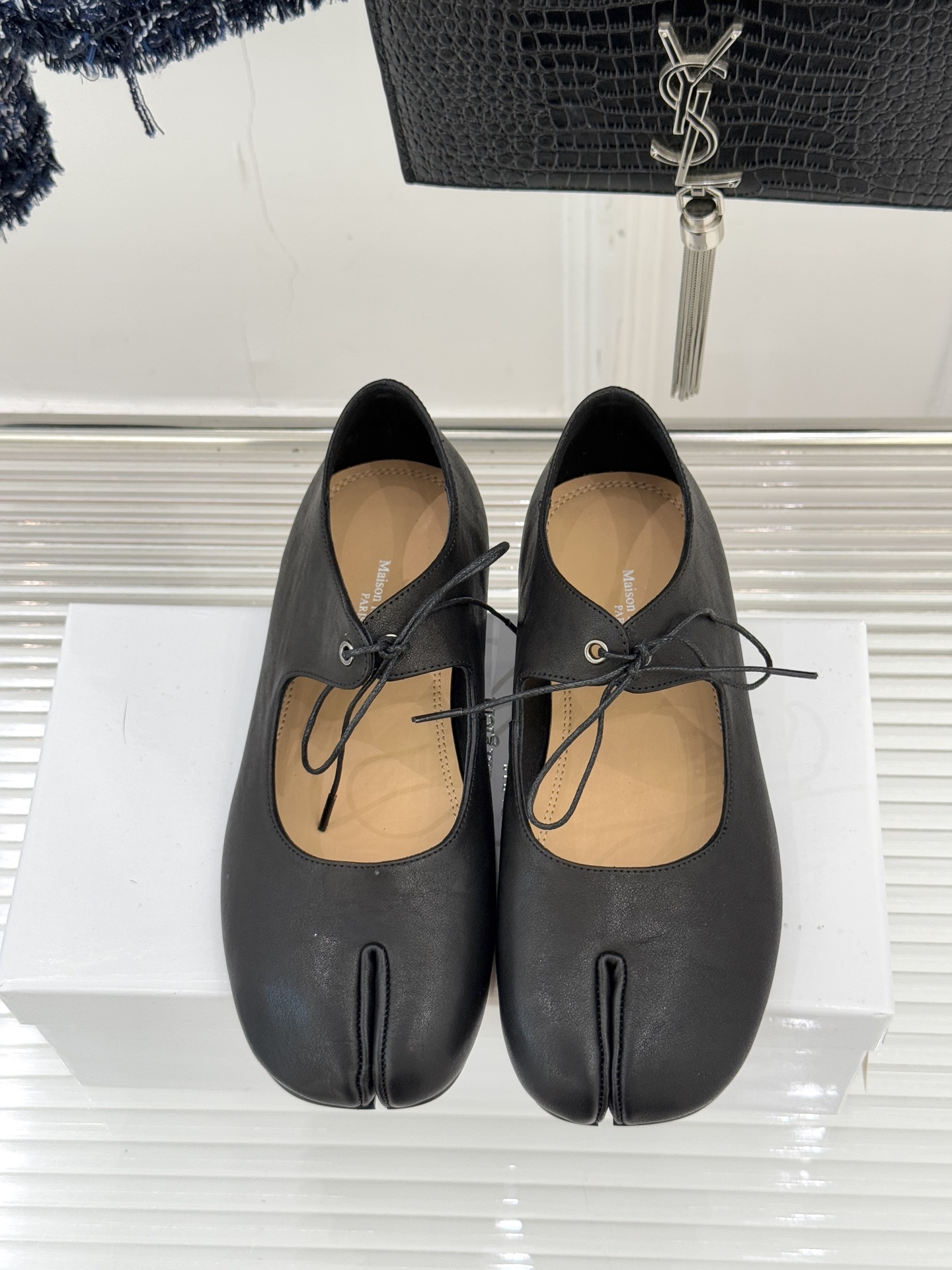 MaisonMargiela｜MM6马吉拉25WF复古绑带分趾平底玛丽珍鞋以标志性设计重塑经典鞋履美学将