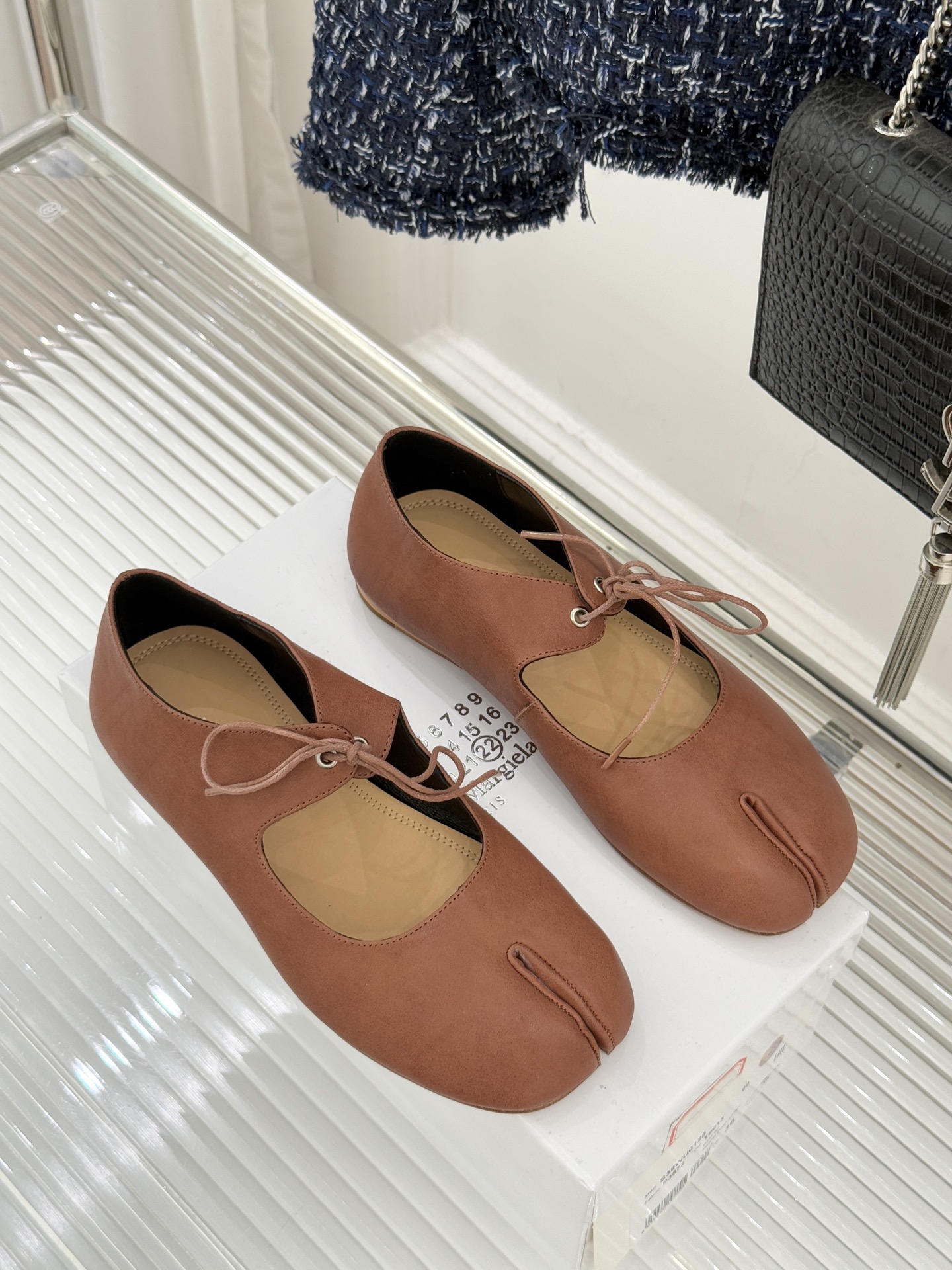 MaisonMargiela｜MM6马吉拉25WF复古绑带分趾平底玛丽珍鞋以标志性设计重塑经典鞋履美学将