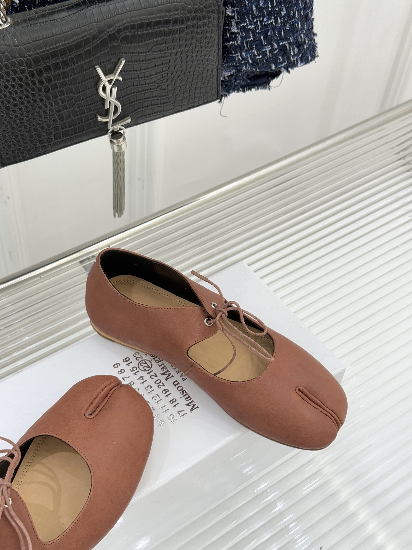 MaisonMargiela｜MM6马吉拉25WF复古绑带分趾平底玛丽珍鞋以标志性设计重塑经典鞋履美学将