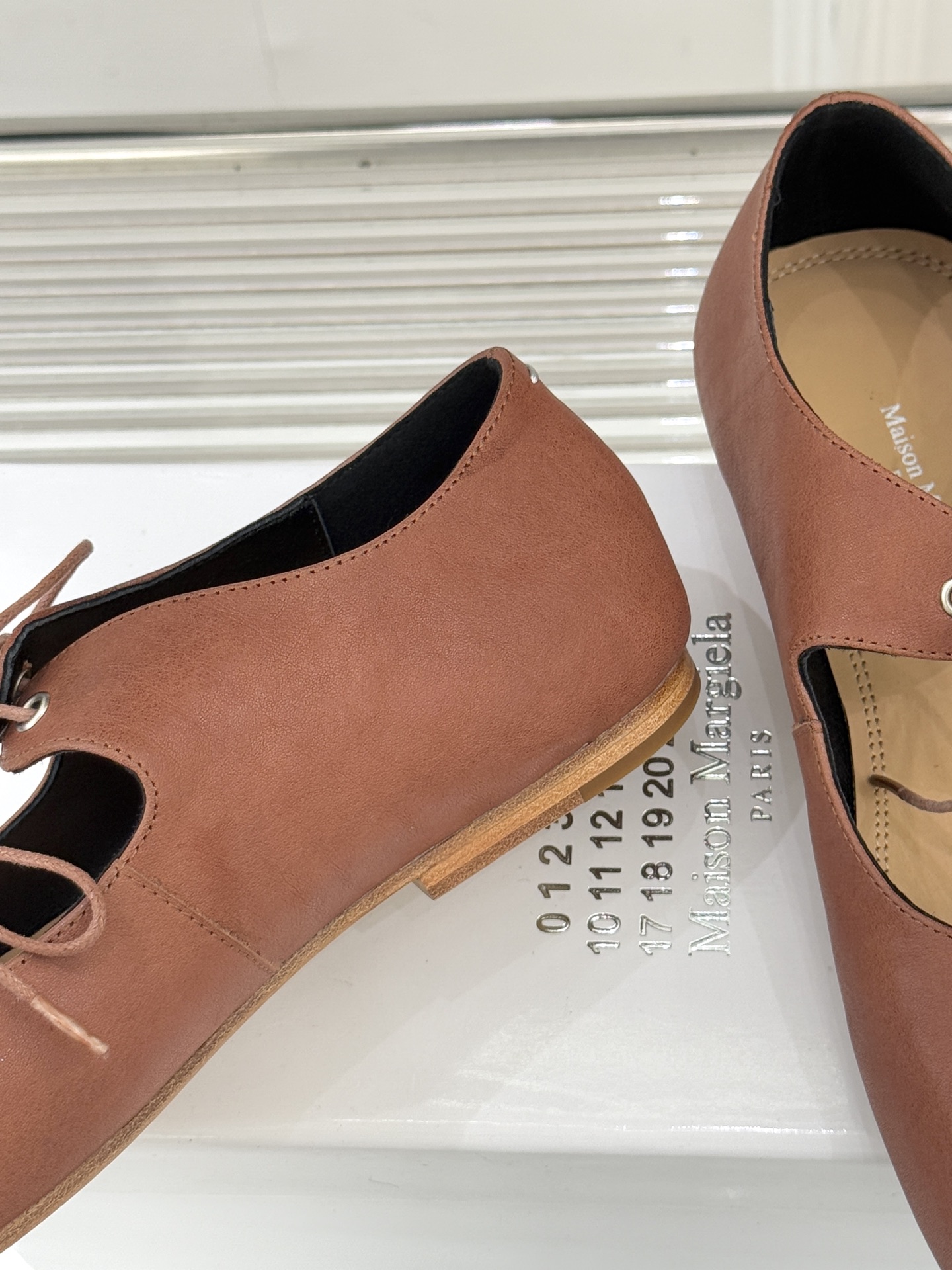 MaisonMargiela｜MM6马吉拉25WF复古绑带分趾平底玛丽珍鞋以标志性设计重塑经典鞋履美学将