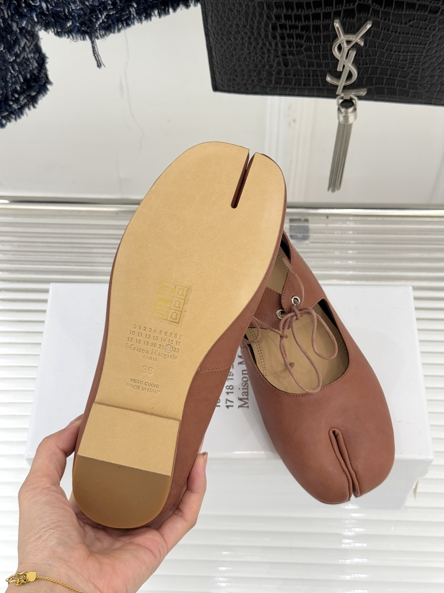 MaisonMargiela｜MM6马吉拉25WF复古绑带分趾平底玛丽珍鞋以标志性设计重塑经典鞋履美学将