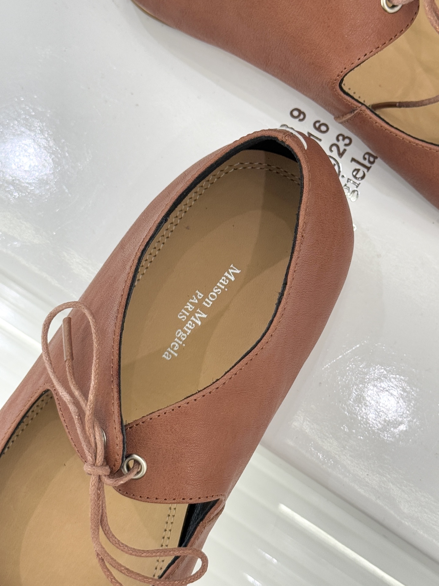 MaisonMargiela｜MM6马吉拉25WF复古绑带分趾平底玛丽珍鞋以标志性设计重塑经典鞋履美学将