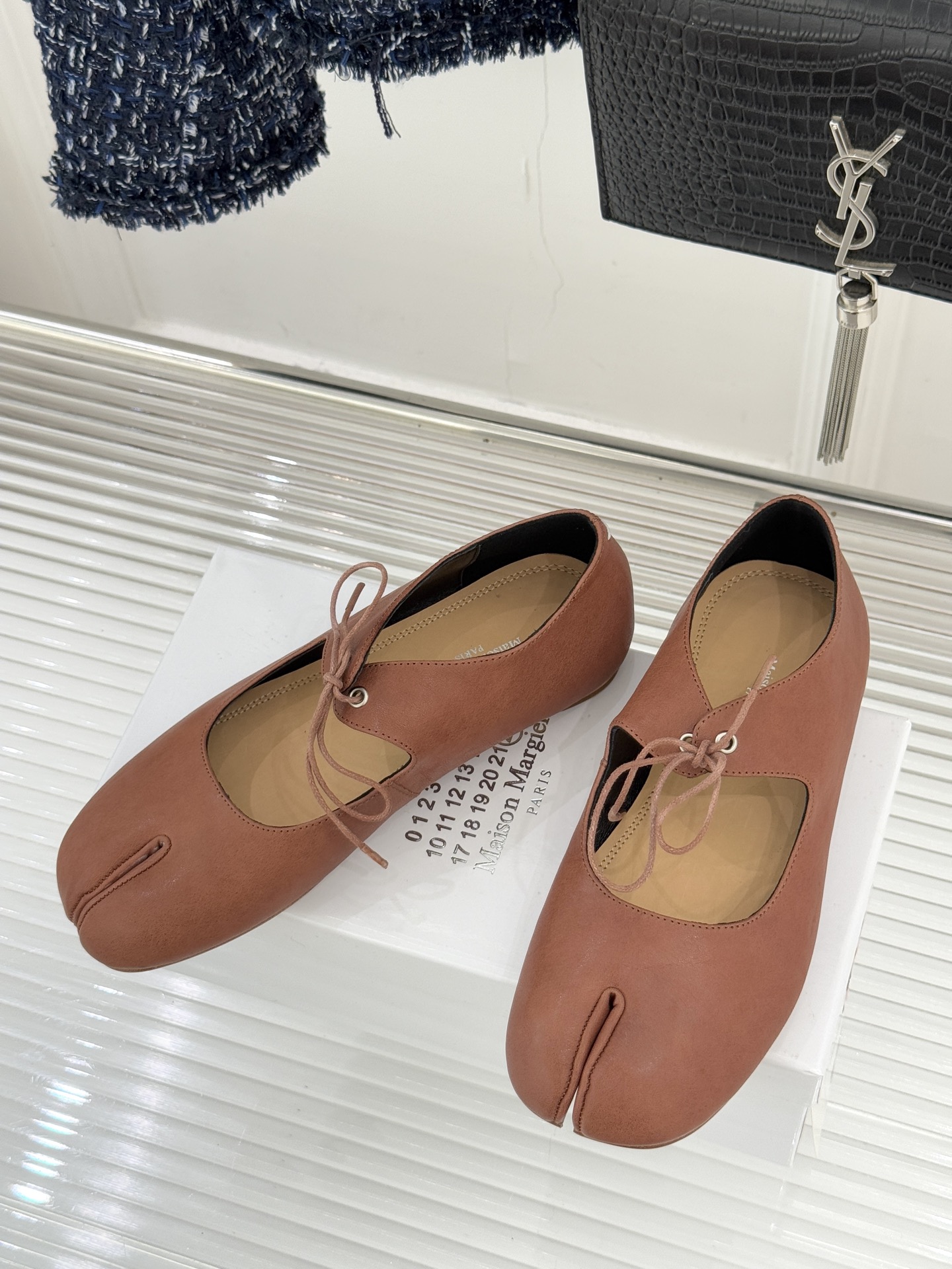 MaisonMargiela｜MM6马吉拉25WF复古绑带分趾平底玛丽珍鞋以标志性设计重塑经典鞋履美学将