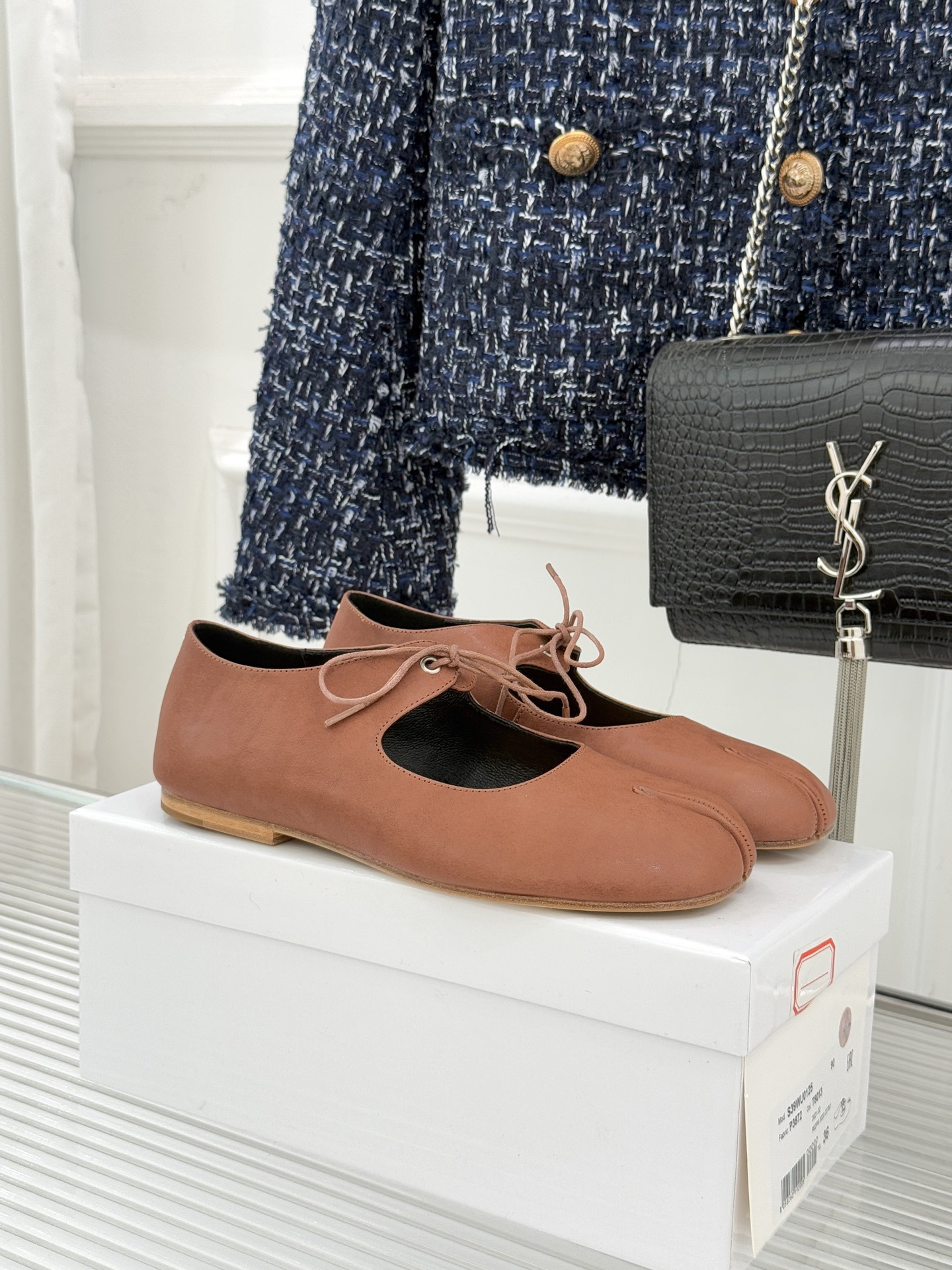 MaisonMargiela｜MM6马吉拉25WF复古绑带分趾平底玛丽珍鞋以标志性设计重塑经典鞋履美学将