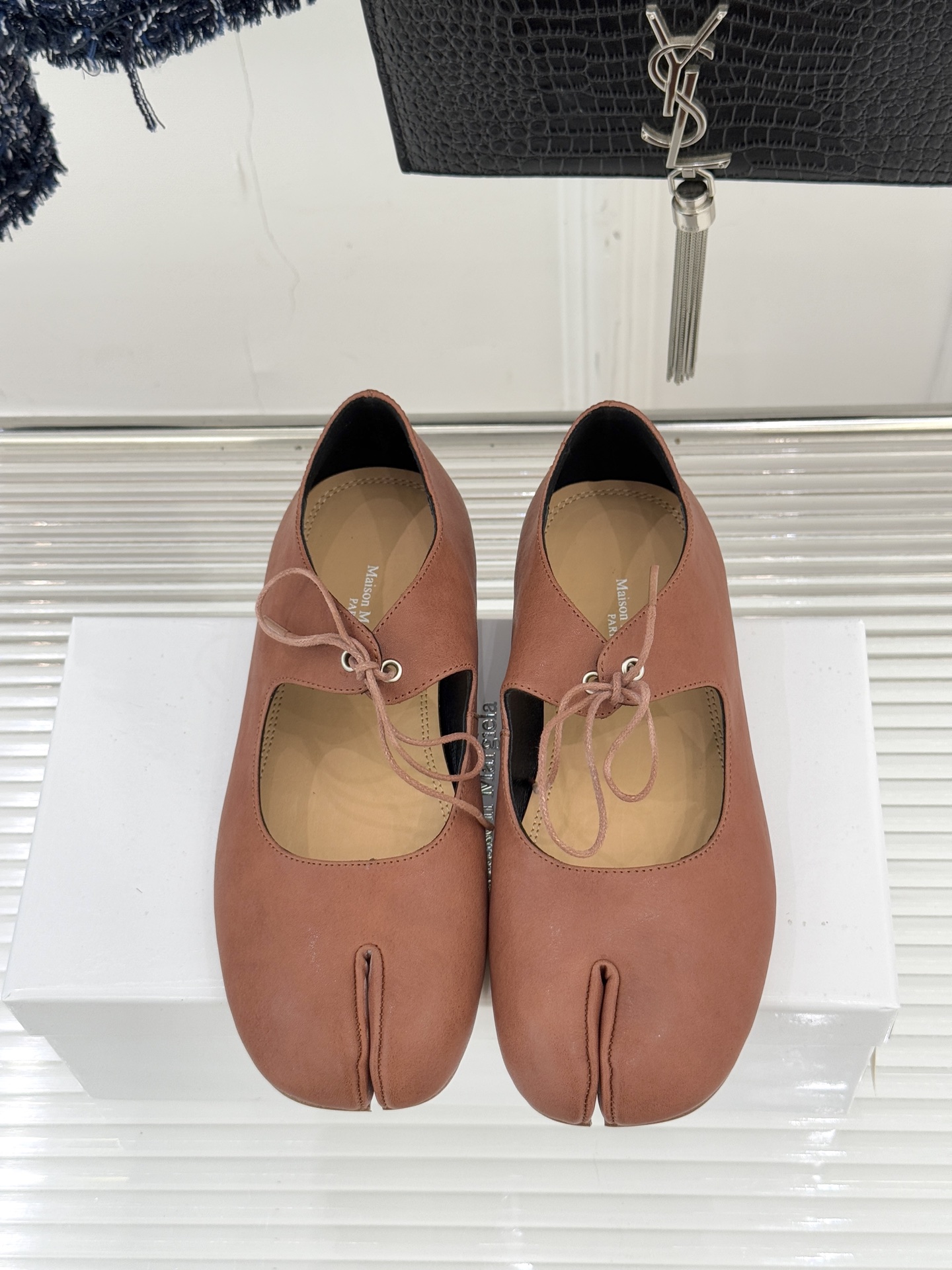 MaisonMargiela｜MM6马吉拉25WF复古绑带分趾平底玛丽珍鞋以标志性设计重塑经典鞋履美学将