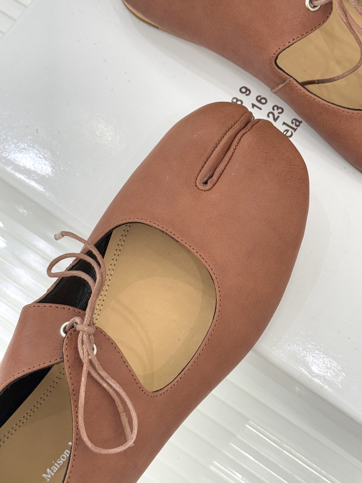 MaisonMargiela｜MM6马吉拉25WF复古绑带分趾平底玛丽珍鞋以标志性设计重塑经典鞋履美学将