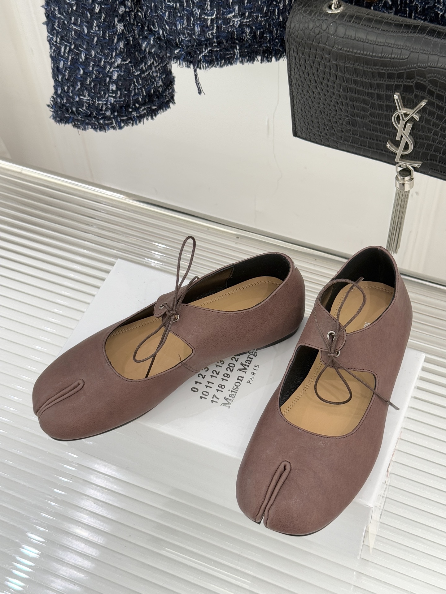 MaisonMargiela｜MM6马吉拉25WF复古绑带分趾平底玛丽珍鞋以标志性设计重塑经典鞋履美学将