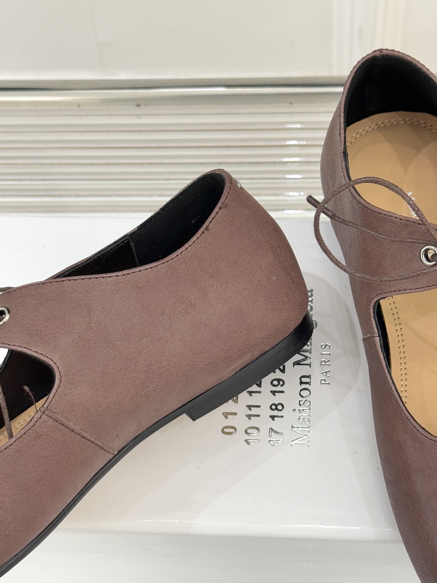MaisonMargiela｜MM6马吉拉25WF复古绑带分趾平底玛丽珍鞋以标志性设计重塑经典鞋履美学将