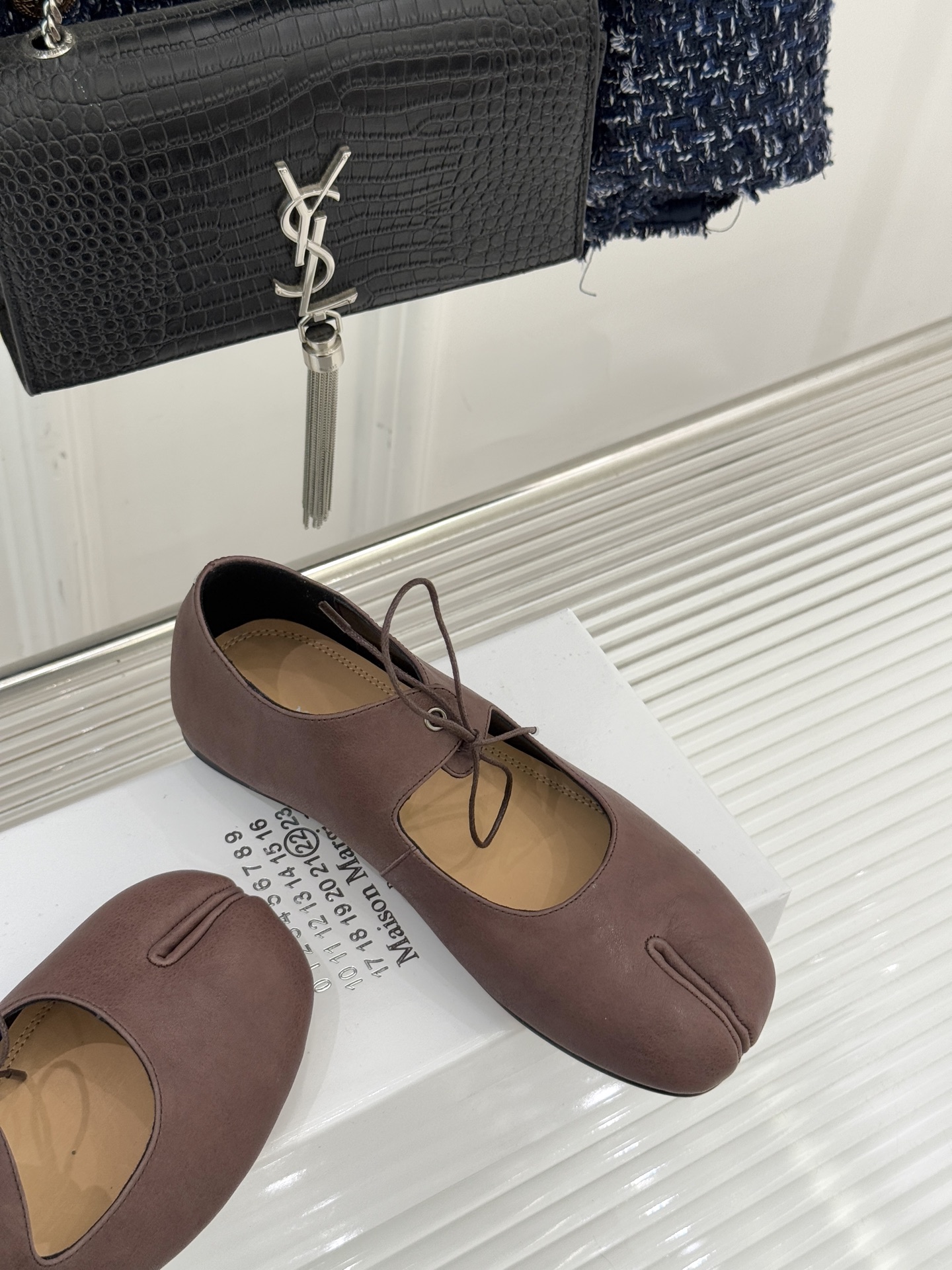 MaisonMargiela｜MM6马吉拉25WF复古绑带分趾平底玛丽珍鞋以标志性设计重塑经典鞋履美学将
