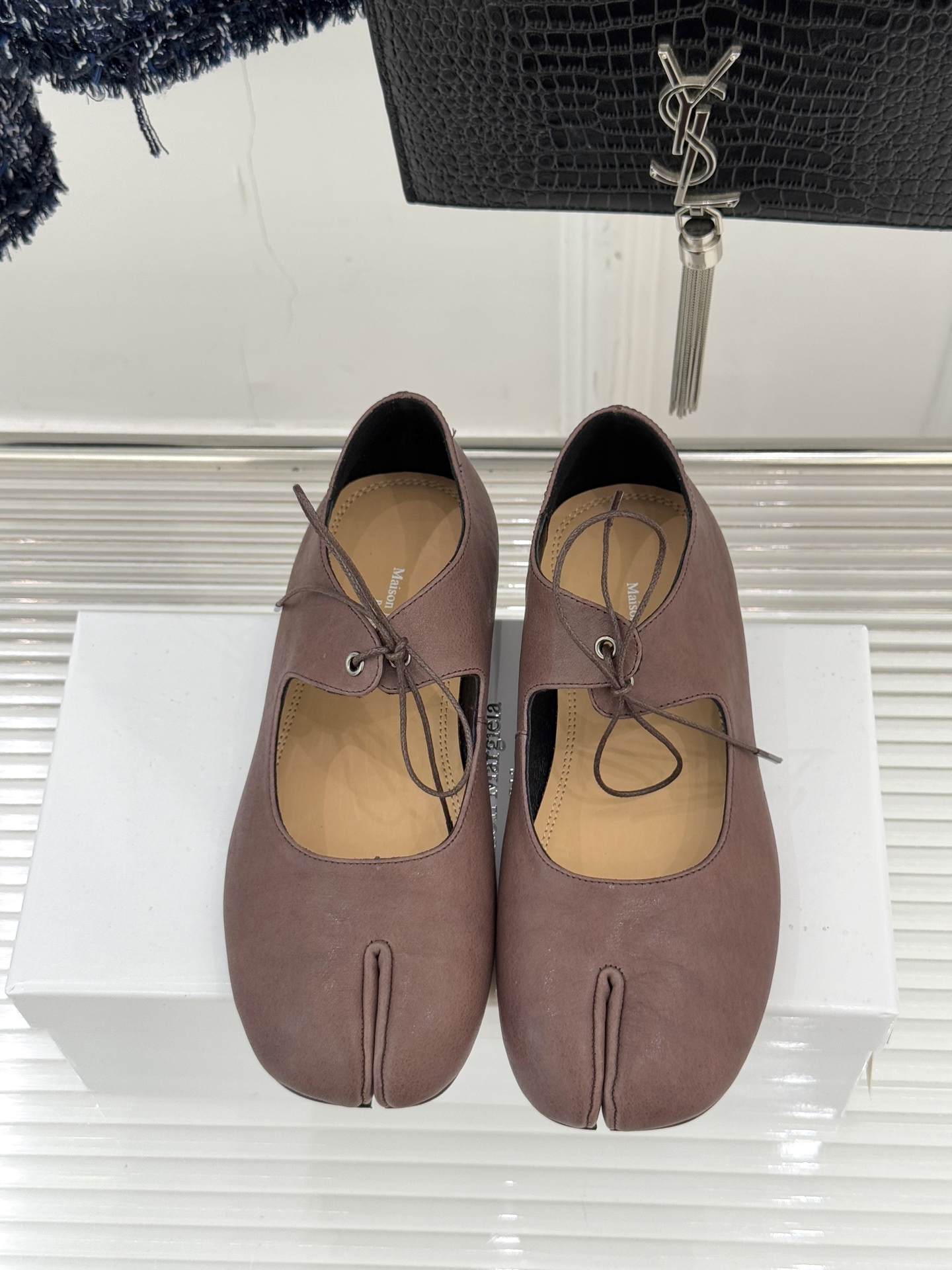 MaisonMargiela｜MM6马吉拉25WF复古绑带分趾平底玛丽珍鞋以标志性设计重塑经典鞋履美学将