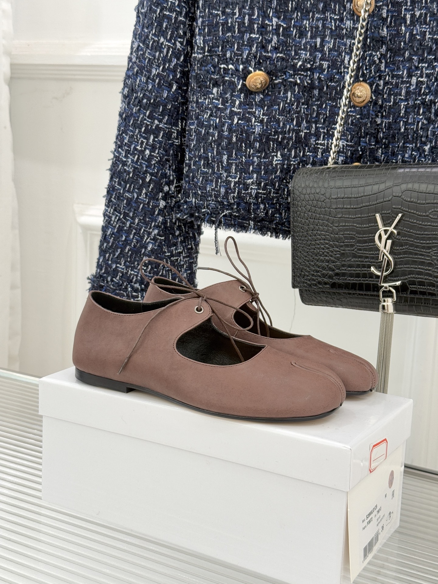 NO:628280,MaisonMargiela | MM6 Margiela 25WF retro strappy split-toe flat Mary Jane shoes. Reshape the classic shoe aesthetics with iconic design, exquisitely blending the texture of time and pragmatism. The shoe body continues the brand's recognizable split-toe silhouette. Inspired by the traditional Japanese foot bag, the big toe is naturally separated from the other four toes. It breaks away from the constraints of traditional shoes and allows the toes to stretch freely. It can be recognized at a glance without the blessing of a logo and has become an identity mark in the fashion context.  The classic Mary Jane strap design is superimposed with a deep retro tone. It combines a cute college feel with a low-key rebellious feeling. It softens the avant-garde sharpness of the split toe design and balances the sweet and cool contrast. Pair it with jeans to show a lazy French accent. Pair it with a skirt to reveal a retro and elegant charm. Pair it with a suit to add intellectual and neat style. It is still a popular item in the fashion circle after 35 years. The fabric is made of original custom-made first-layer cowhide. The inner toe and toe are all cowhide.  Italian imported genuine leather outsole size 35-39 (40/41 customized), split-toe shoes, masion margiela, masion margiela, mary jane, skirts, jeans, business suit, cowhide, Leather soles19860909MaisonMargiela｜MM6马吉拉25WF 复古绑带分趾平底玛丽珍鞋 以标志性设计重塑经典鞋履美学 将时光质感与实用主义精妙融合 鞋身延续品牌辨识度拉满的分趾廓形 灵感源自日本传统足袋 大脚趾与其余四趾自然分区的剪裁 挣脱传统鞋履束缚 让脚趾舒展自在 无需logo加持亦能一眼辨识度 成为时尚语境下的身份标识. 经典玛丽珍绑带设计叠加深邃复古调性 兼顾乖巧学院感与低调叛逆感 柔化分趾设计的先锋凌厉 平衡甜酷反差. 搭配牛仔裤显慵懒法式腔调 配半身裙露复古优雅韵味 搭西装又添知性利落 轻松驾驭多元穿搭风格 三五年依旧是时尚圈热门单品 面料采用原版定制头层牛皮 内里踮脚均为牛皮 意大利进口真皮大底 size35-39（40/41定制）,分趾鞋,masion margiela,masion margiela,mary jane,skirts,jeans,business suit,cowhide,Leather soles,Women's Shoes