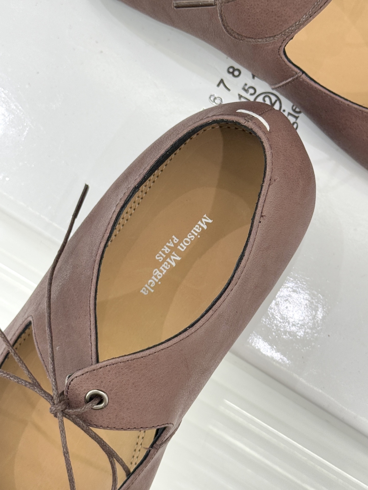 MaisonMargiela｜MM6马吉拉25WF复古绑带分趾平底玛丽珍鞋以标志性设计重塑经典鞋履美学将