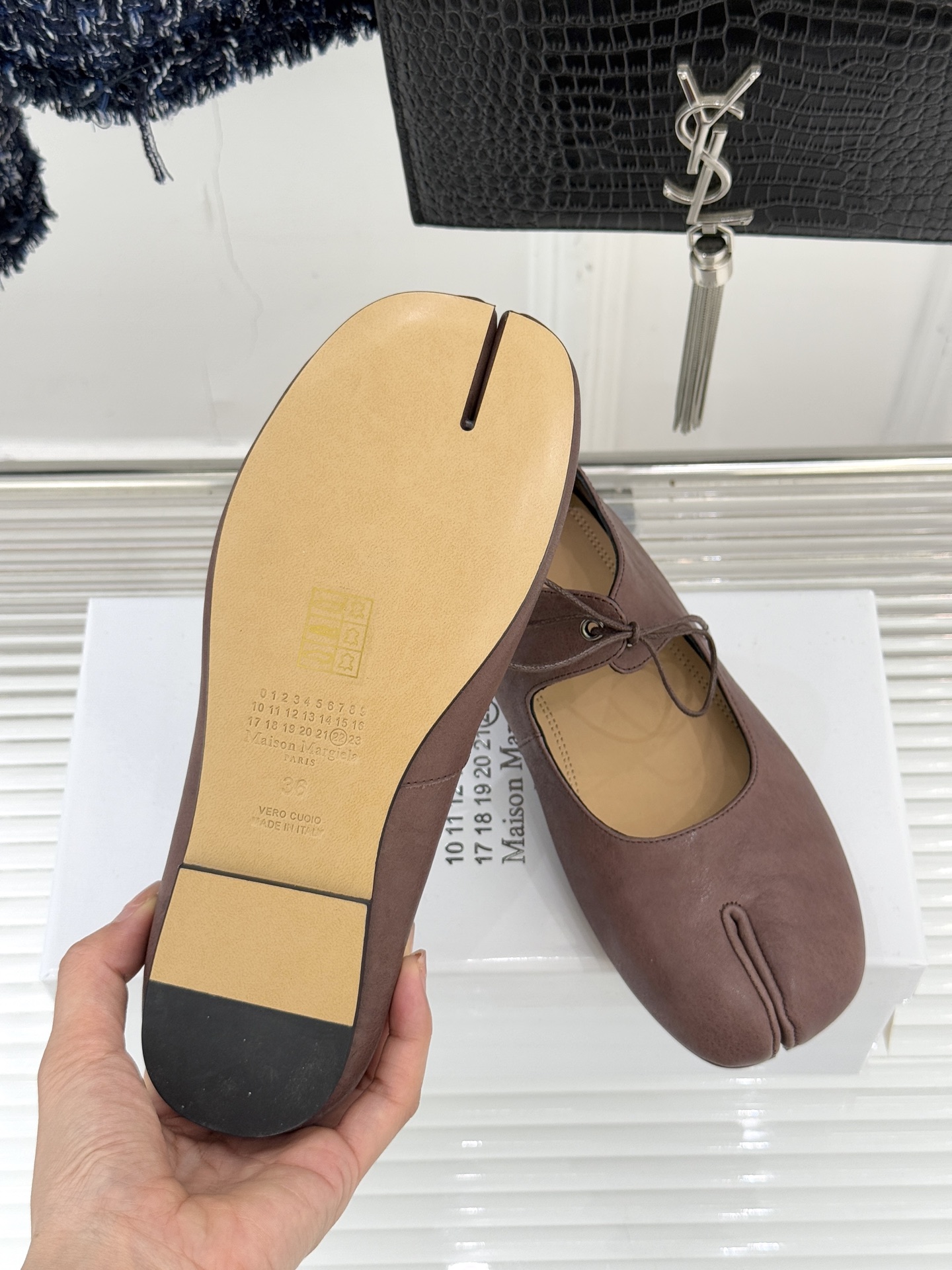 MaisonMargiela｜MM6马吉拉25WF复古绑带分趾平底玛丽珍鞋以标志性设计重塑经典鞋履美学将