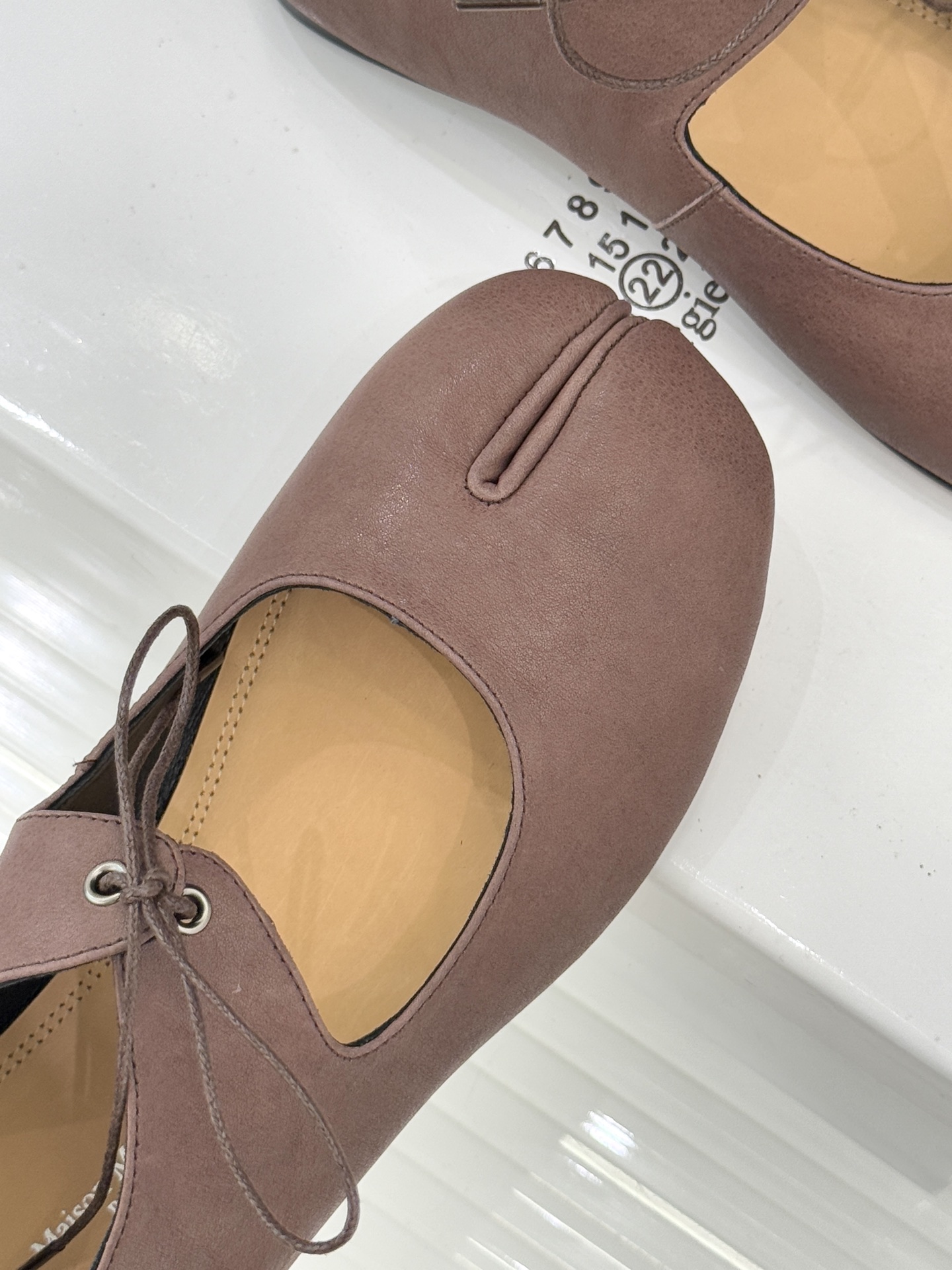 MaisonMargiela｜MM6马吉拉25WF复古绑带分趾平底玛丽珍鞋以标志性设计重塑经典鞋履美学将