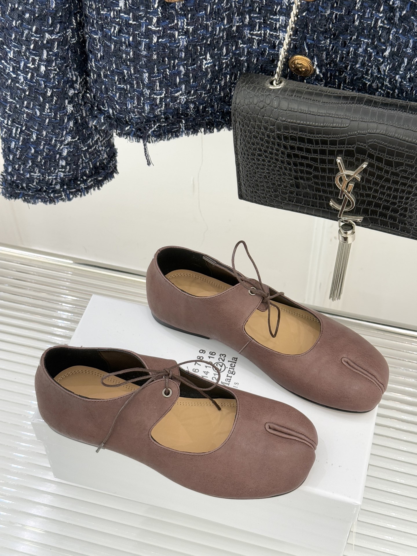 MaisonMargiela｜MM6马吉拉25WF复古绑带分趾平底玛丽珍鞋以标志性设计重塑经典鞋履美学将