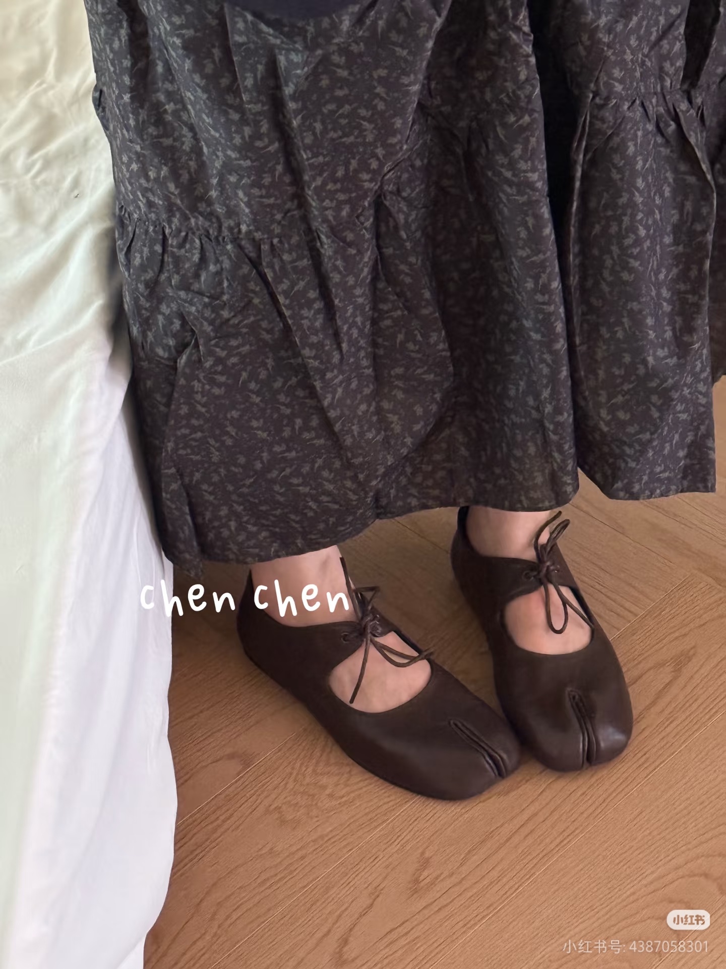 NO:628288,Upper foot demonstration picture, split-toe shoes19860909上脚示范图,分趾鞋,Women's Shoes