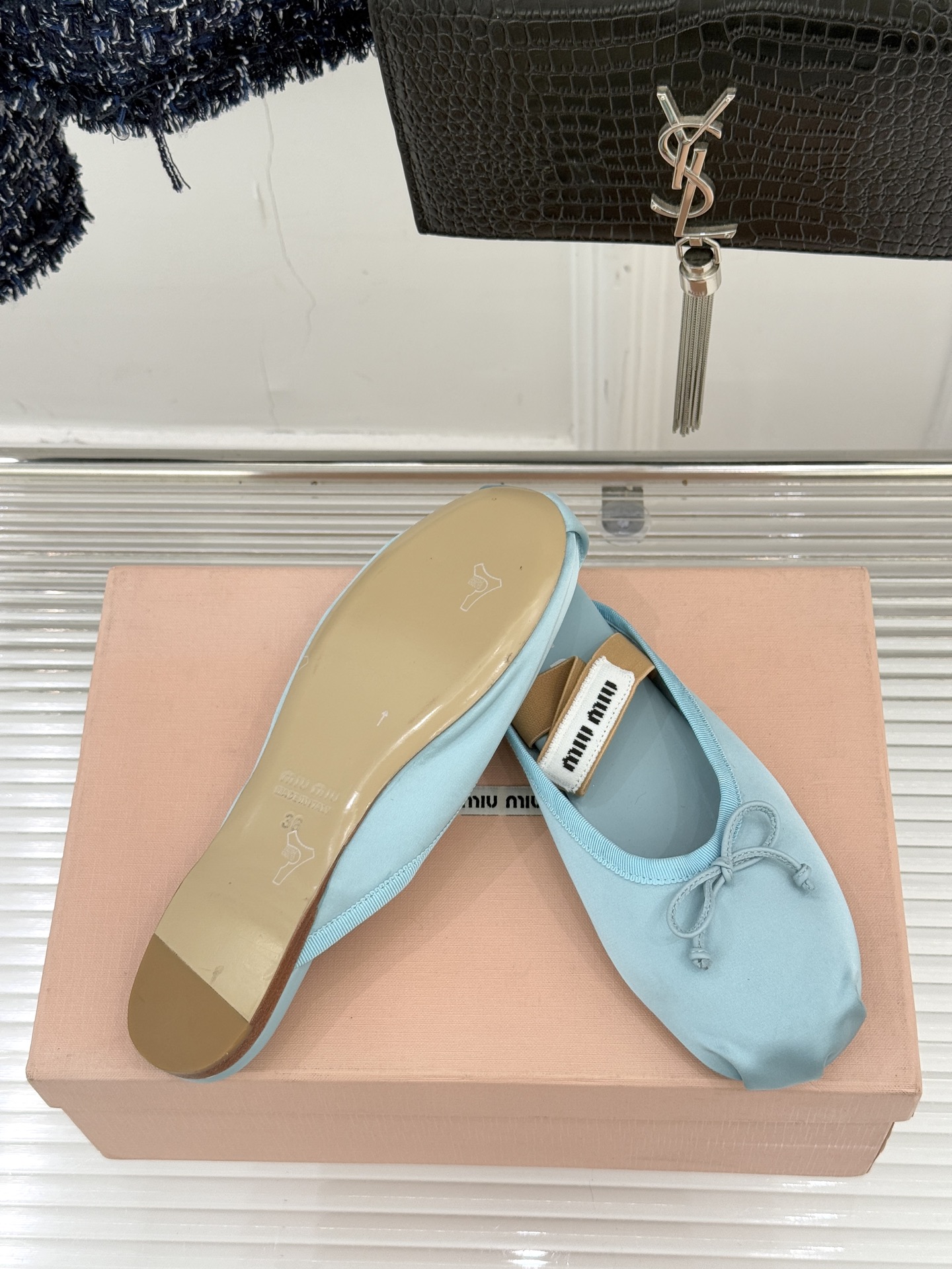 Miu Miu/缪缪经典蝴蝶结字母绸缎芭蕾舞鞋承袭MIU MIU标志性少女奢雅基因经典芭蕾舞鞋以柔润缎光