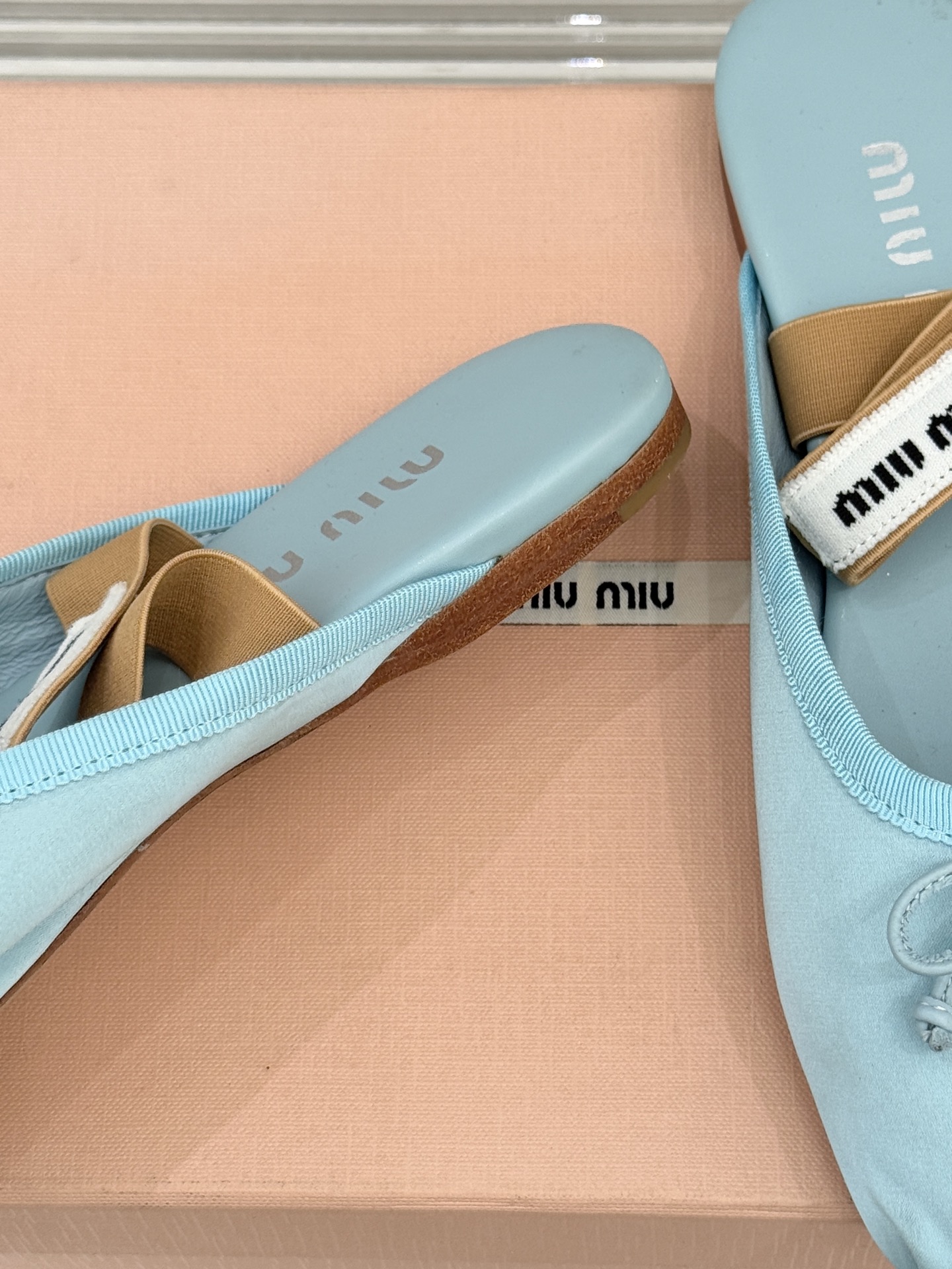 Miu Miu/缪缪经典蝴蝶结字母绸缎芭蕾舞鞋承袭MIU MIU标志性少女奢雅基因经典芭蕾舞鞋以柔润缎光